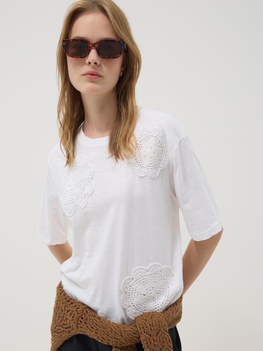 White pure cotton T-shirt with crochet appliqu&eacute;_0