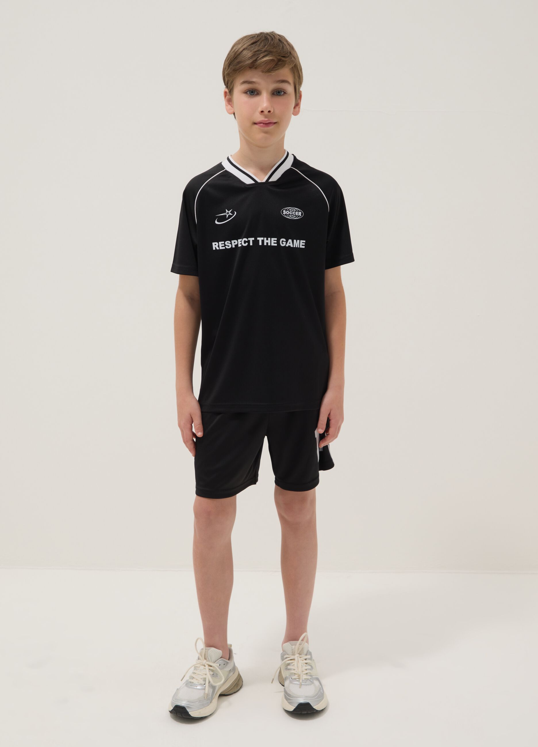 Black sporty T-shirt and shorts set for boys, regular fit
