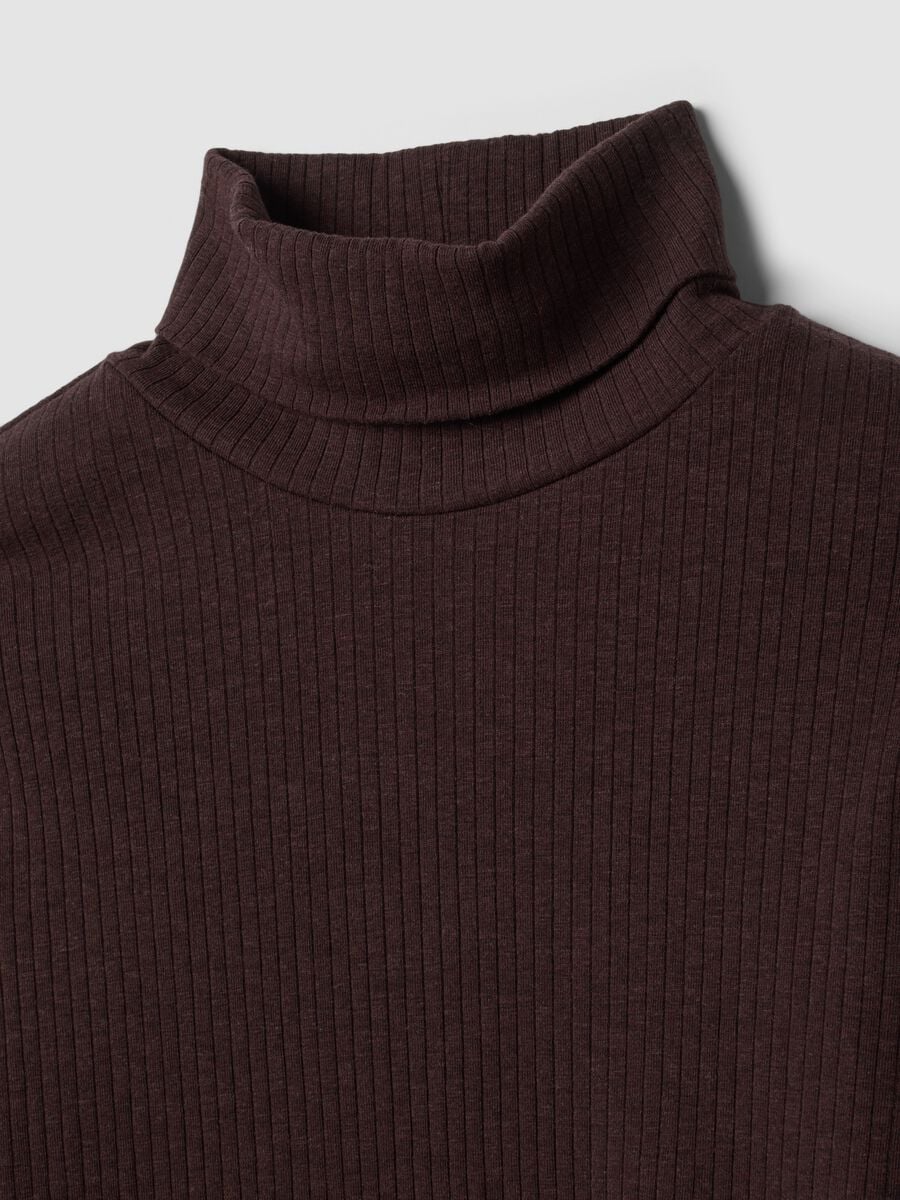 T-shirt marrone in cotone elasticizzato a costine girocollo regular fit_1