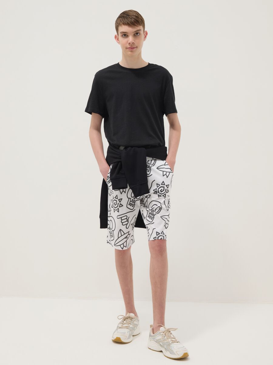 Pantaloncini bianchi in puro cotone con stampa all over per ragazzo regular fit_0