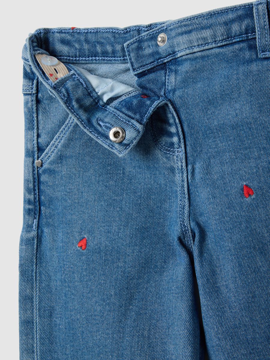 Pantaloni in cotone elasticizzato denim con ricami per bimba wide leg_2
