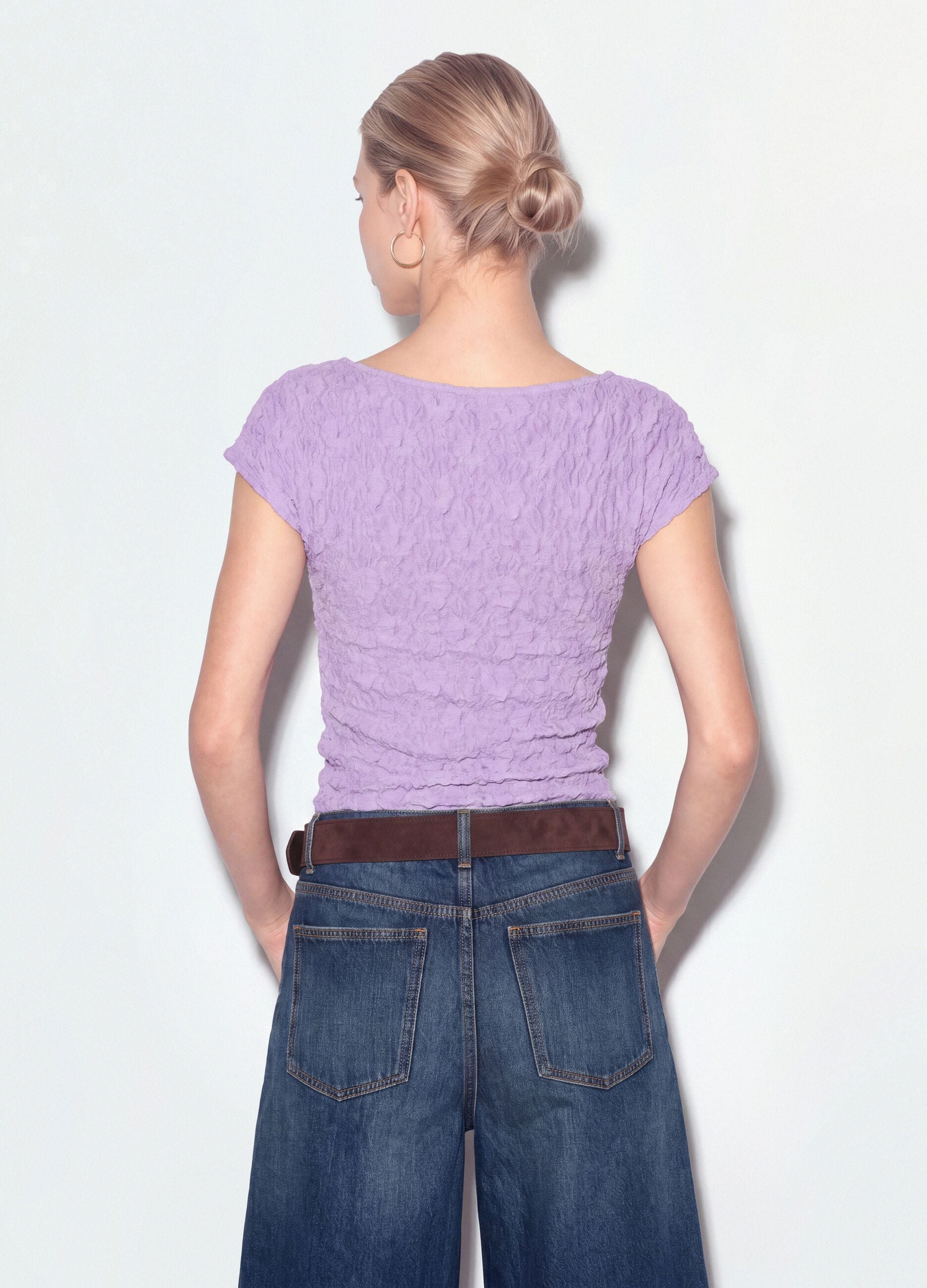 T-shirt viola in tessuto elasticizzato con texture floreale in rilievo