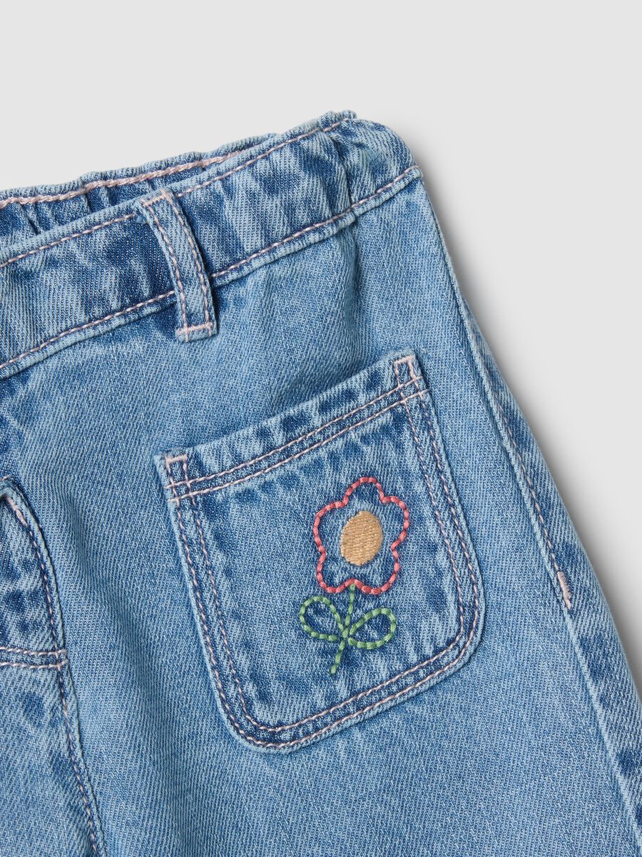 Pantaloni in misto cotone blu da bimba regular fit con ricami_3
