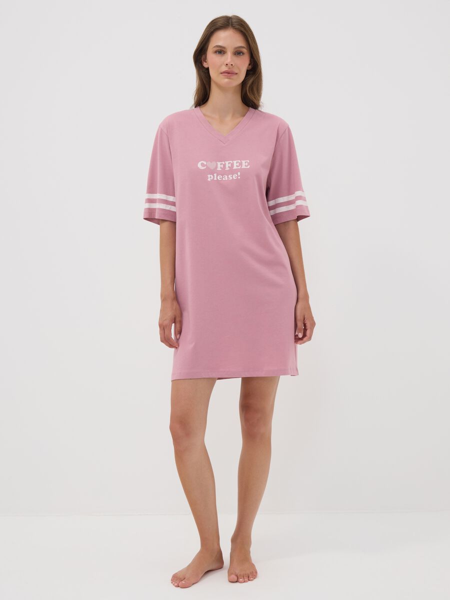 Camicia da notte rosa in puro cotone organico con scollo a V con stampa_0