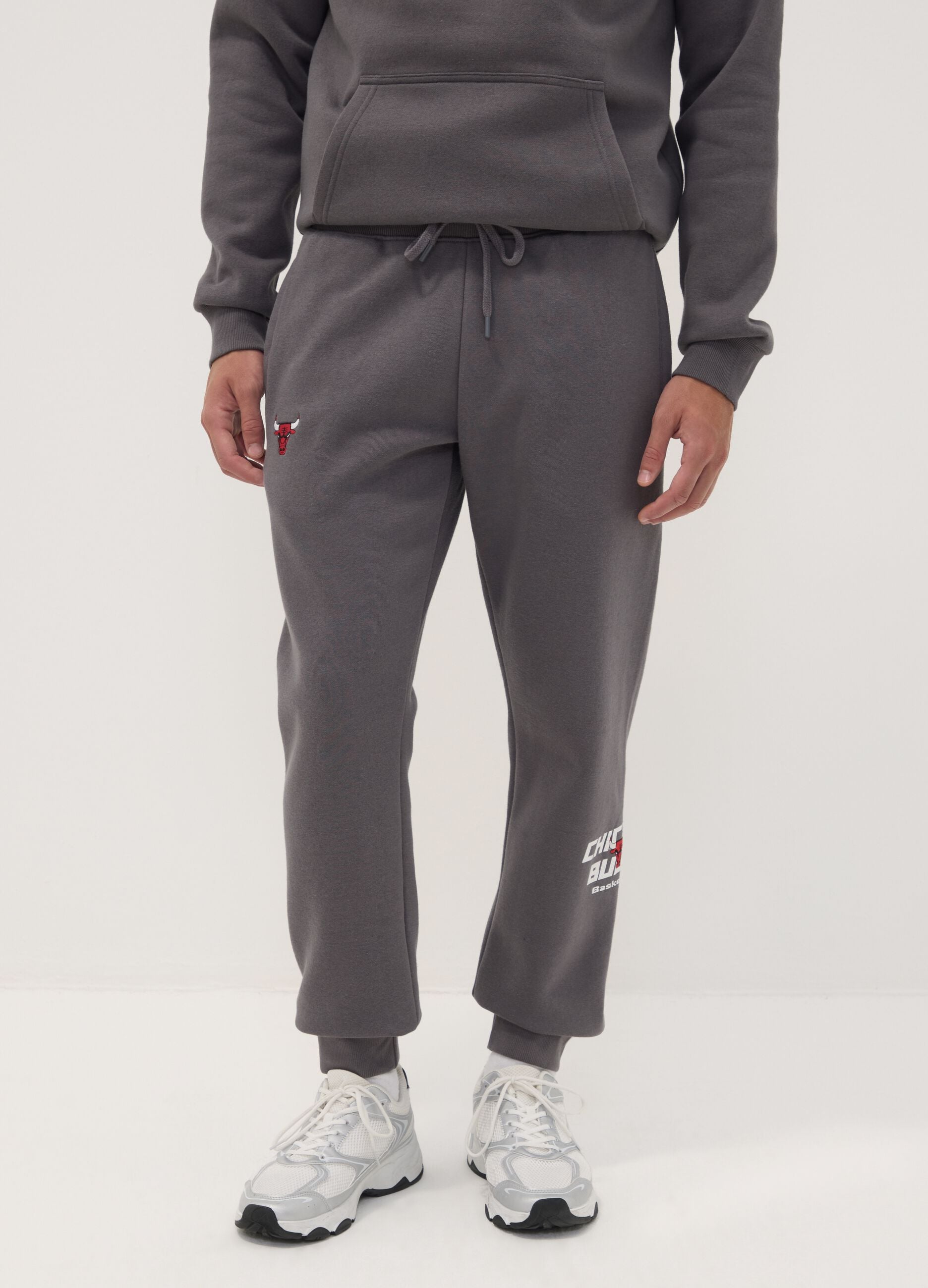 Grey cotton-blend joggers with drawstring and Chicago Bulls print