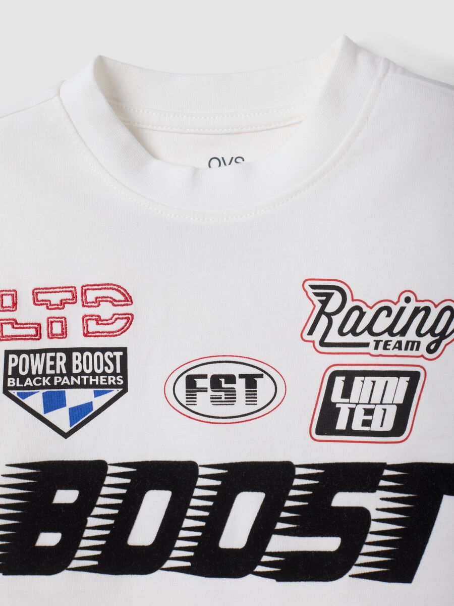 T-shirt bianca in puro cotone con girocollo stampa racing per bambino_2