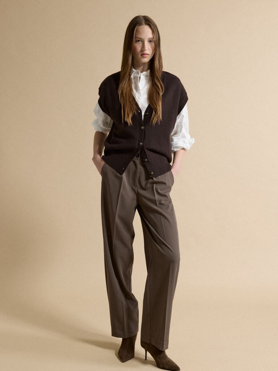 Brown V-neck button-up vest with oversized fit_2