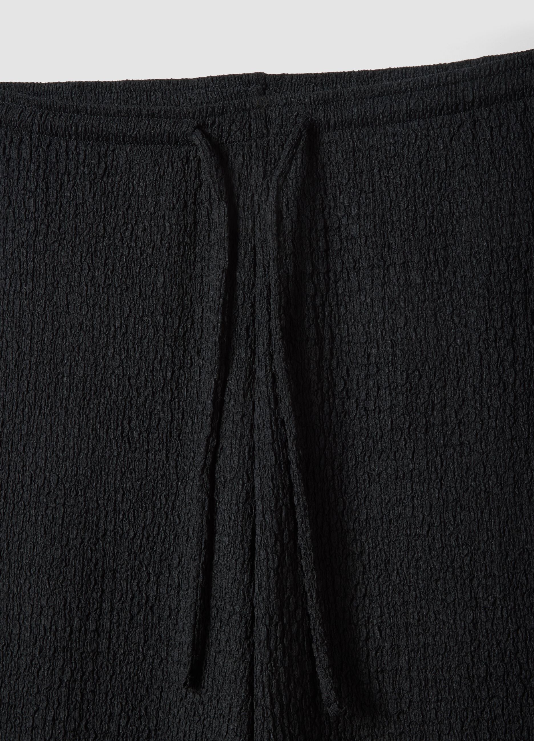 Pantaloni elasticizzati neri wide leg con texture increspata