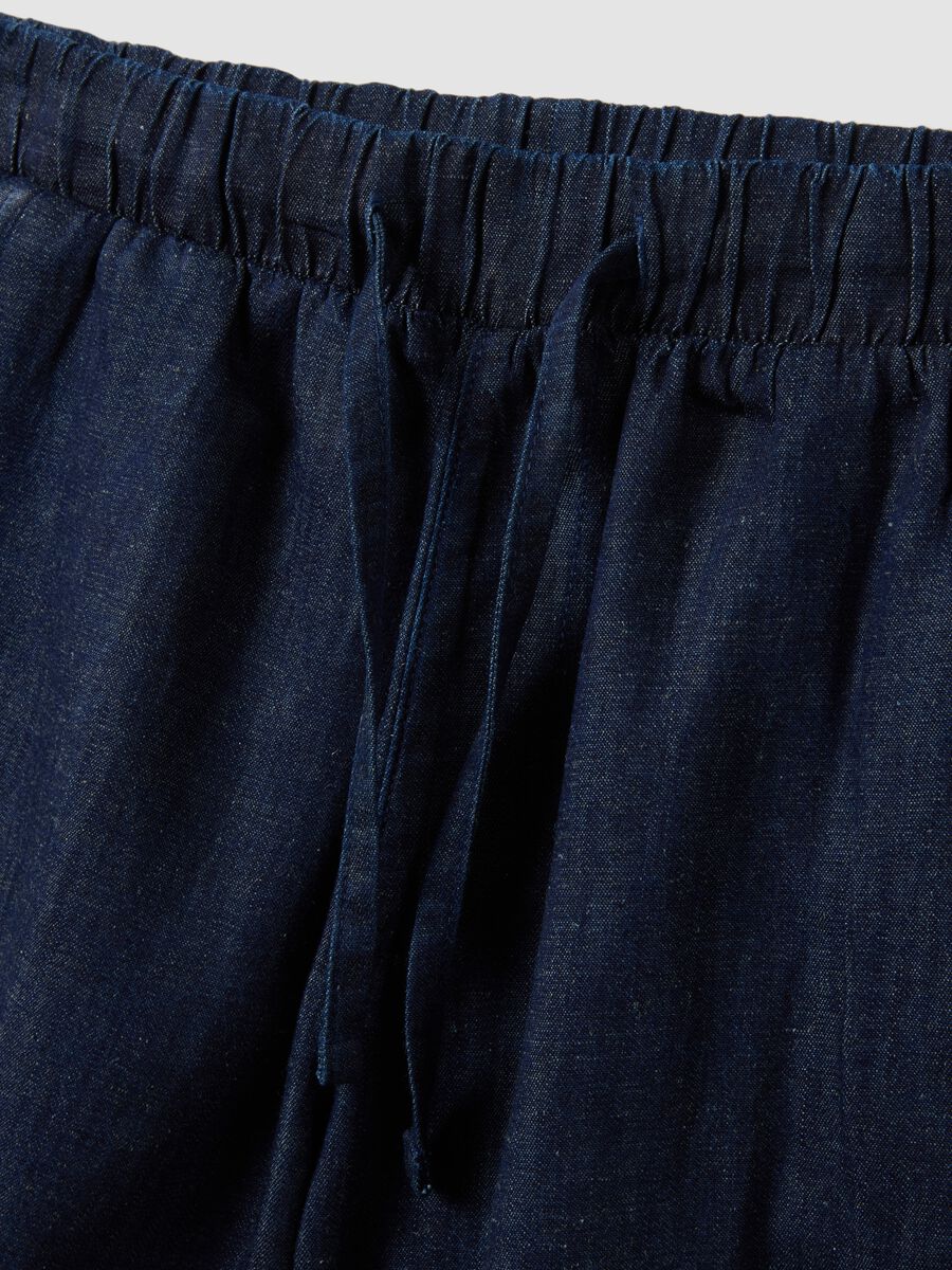 Blue cotton-blend denim shorts, regular fit with frayed hem_5