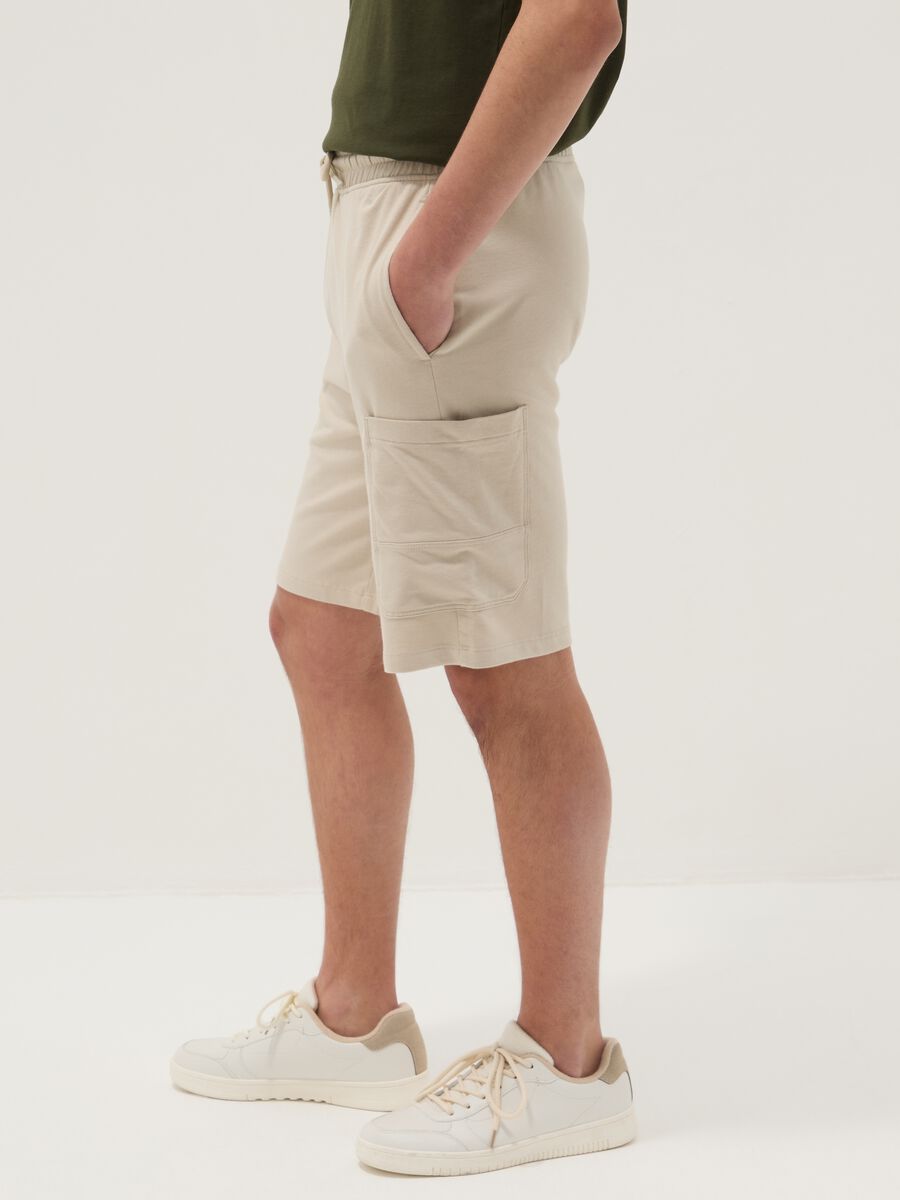 Shorts cargo in puro cotone beige da ragazzo oversize fit_2