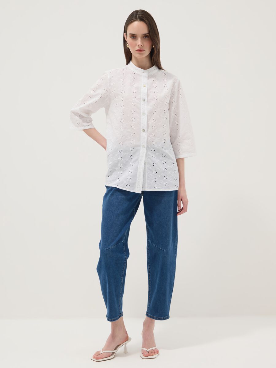Camicia bianca in puro cotone traforata con collo alla coreana regular fit_2