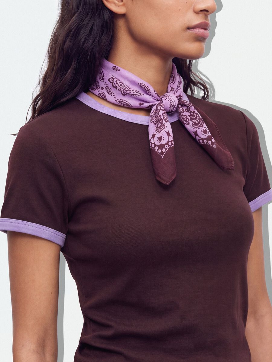 T-shirt marrone in cotone elasticizzato con profili a contrasto fitted_3