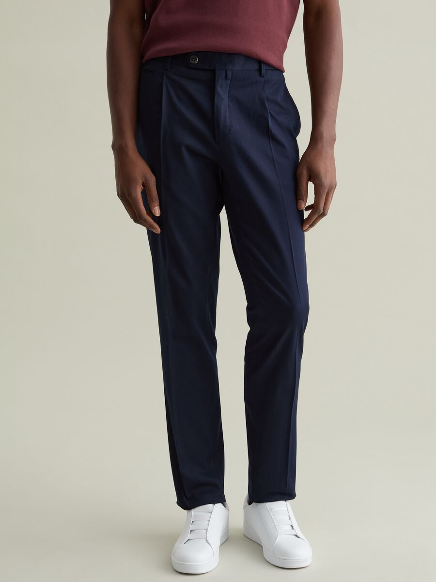 Contemporary chino trousers with darts_2