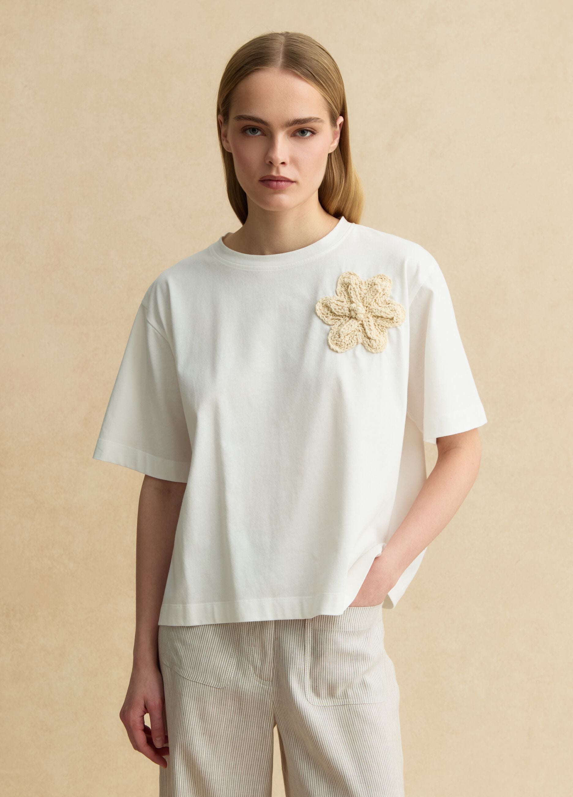 White pure cotton regular-fit T-shirt with floral appliqu&eacute;
