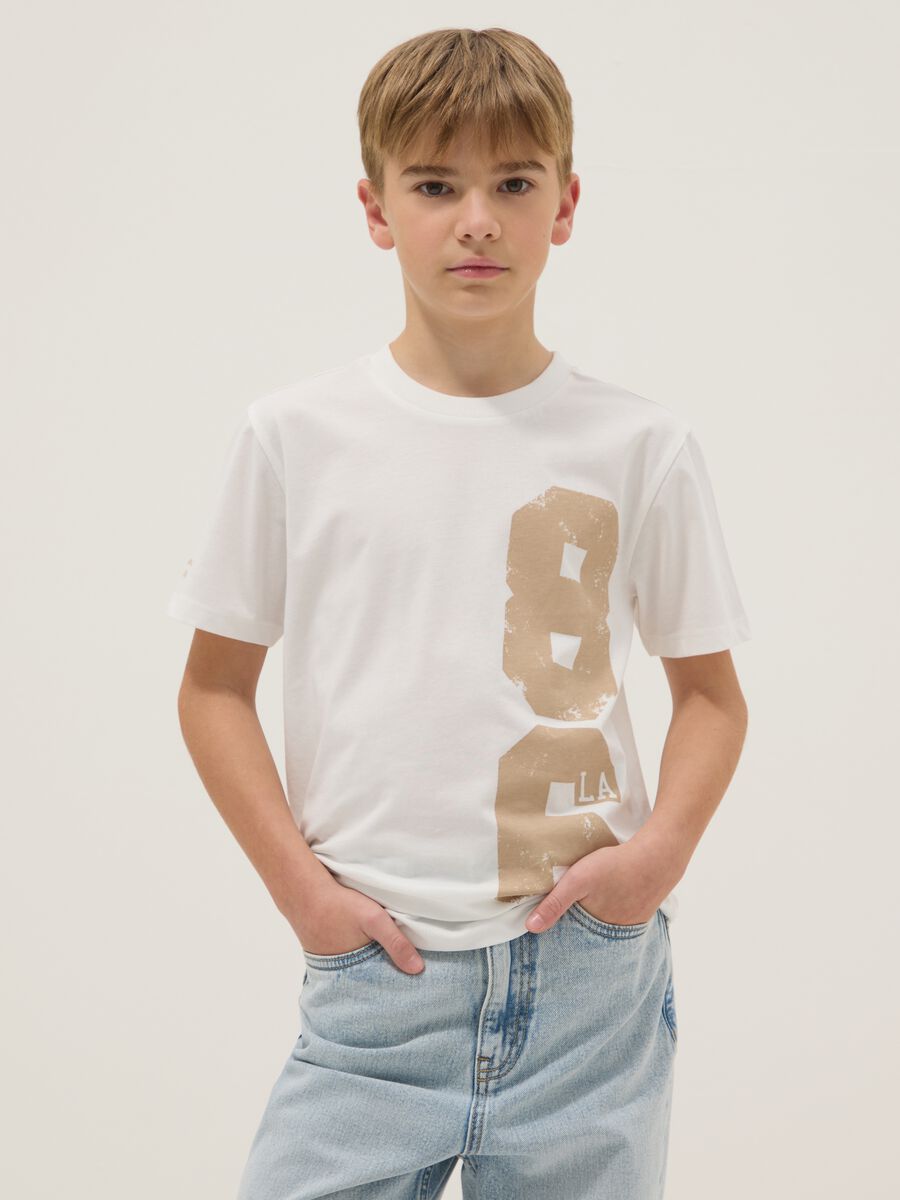 T-shirt in puro cotone bianca da ragazzo regular fit con stampa_0