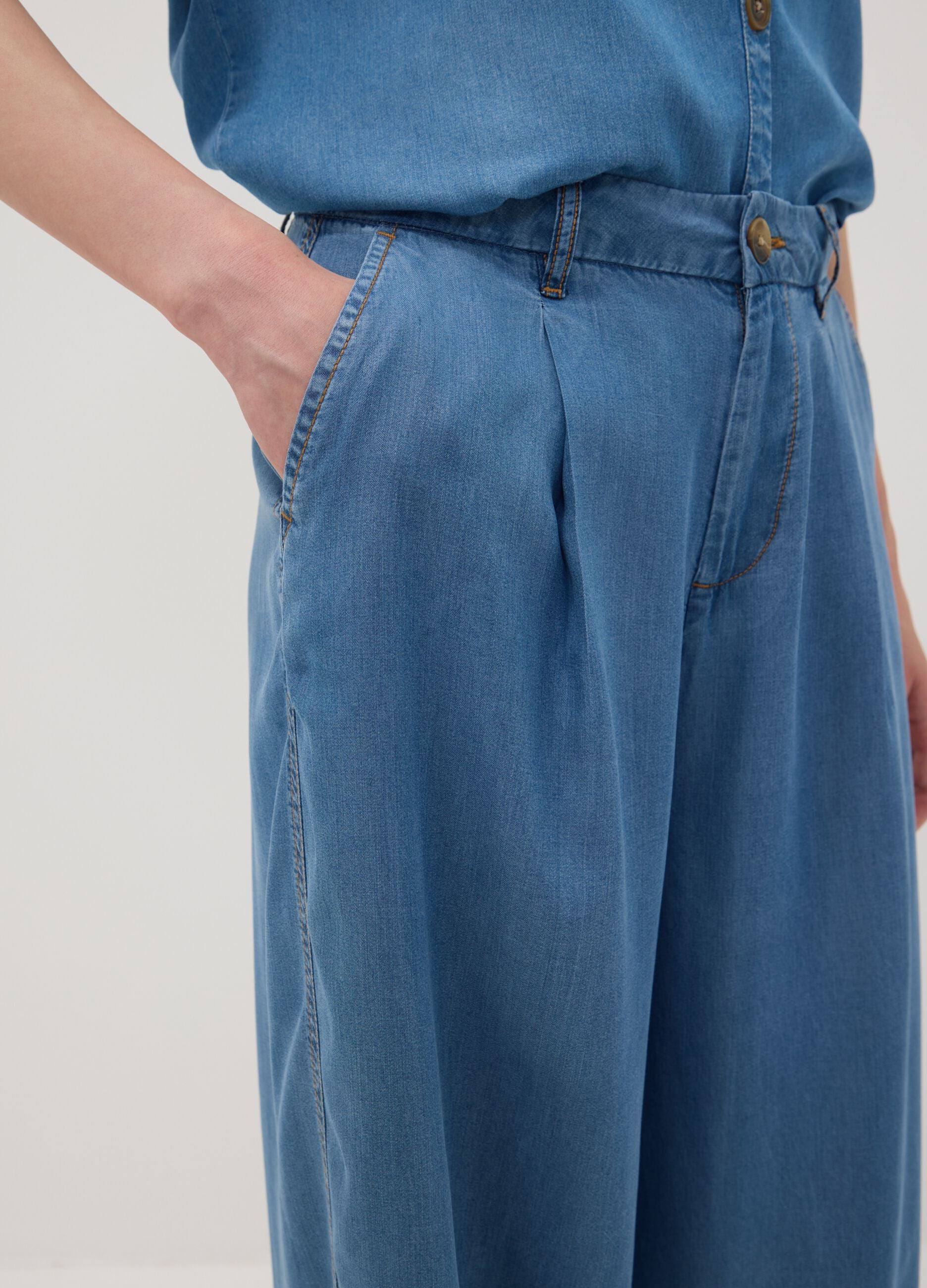 Light blue wide-leg denim trousers in pure lyocell