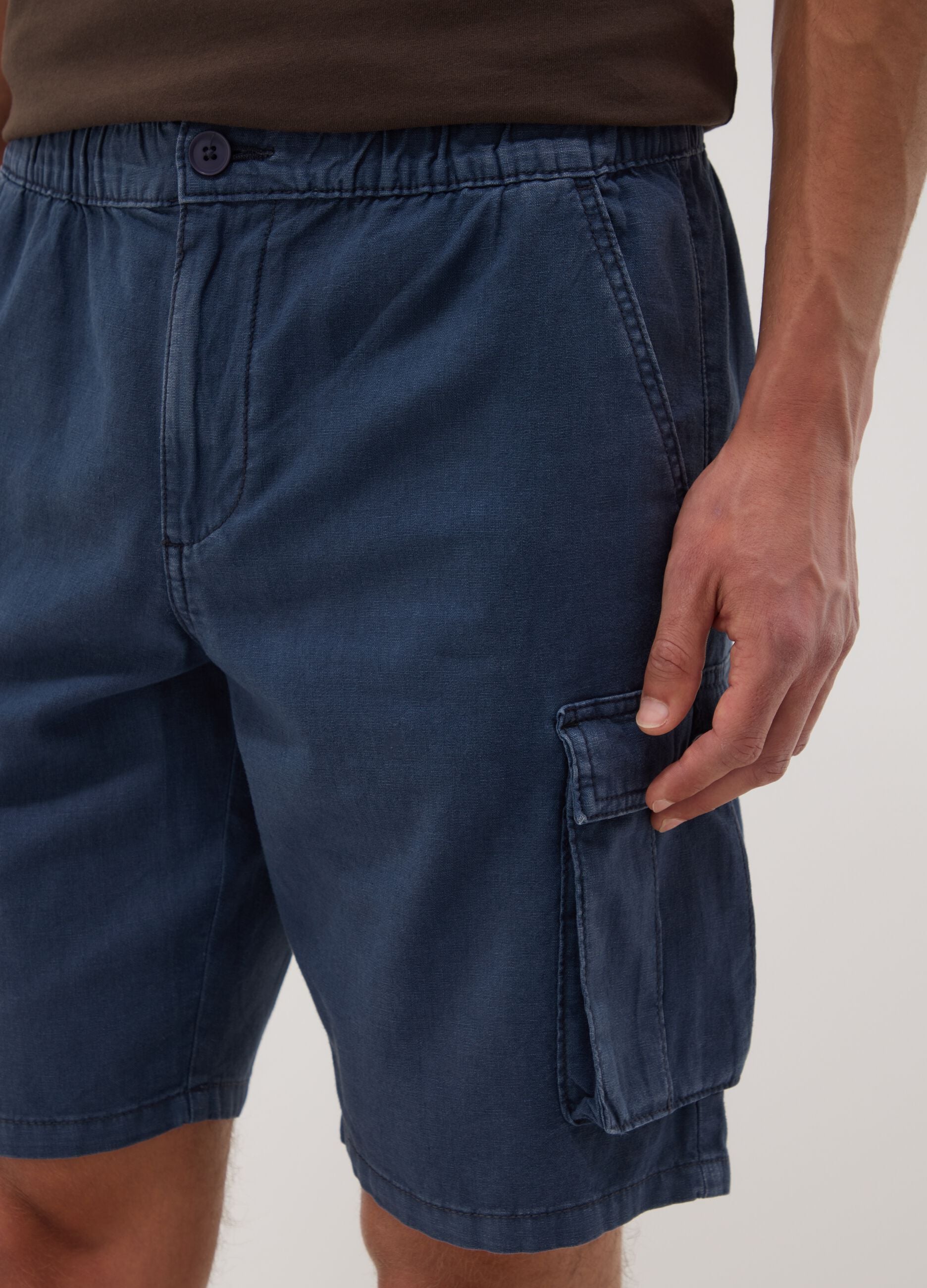 Blue linen and cotton blend cargo Bermuda shorts
