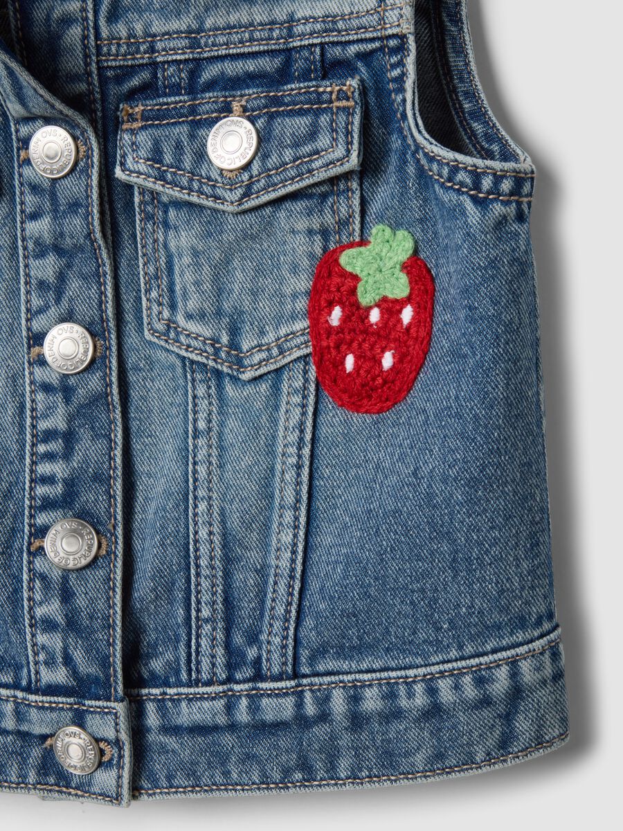 Girls&rsquo; Blue Denim Sleeveless Jacket in 100% Cotton with Fruit Patches_3
