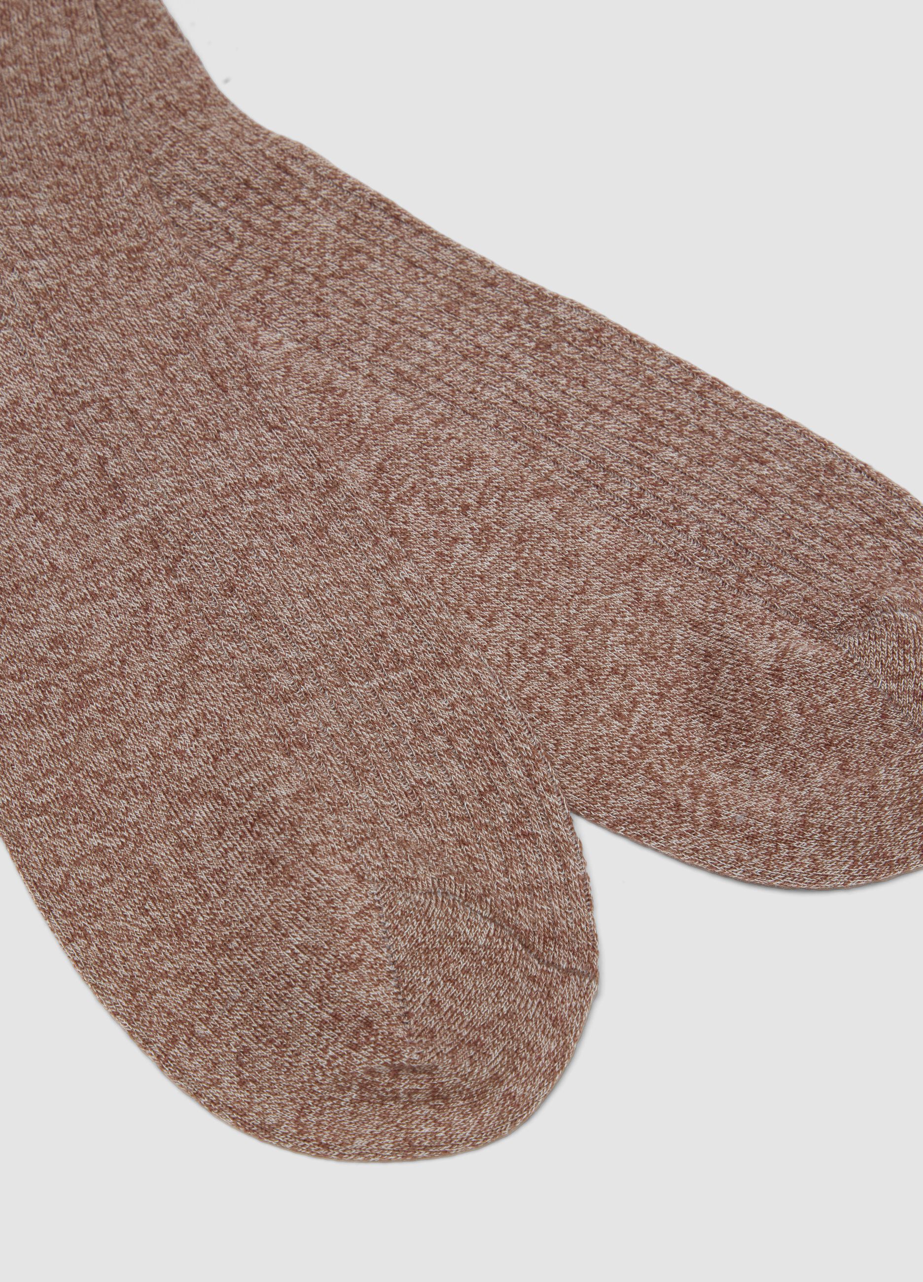 Long brown socks in stretch cotton and linen blend