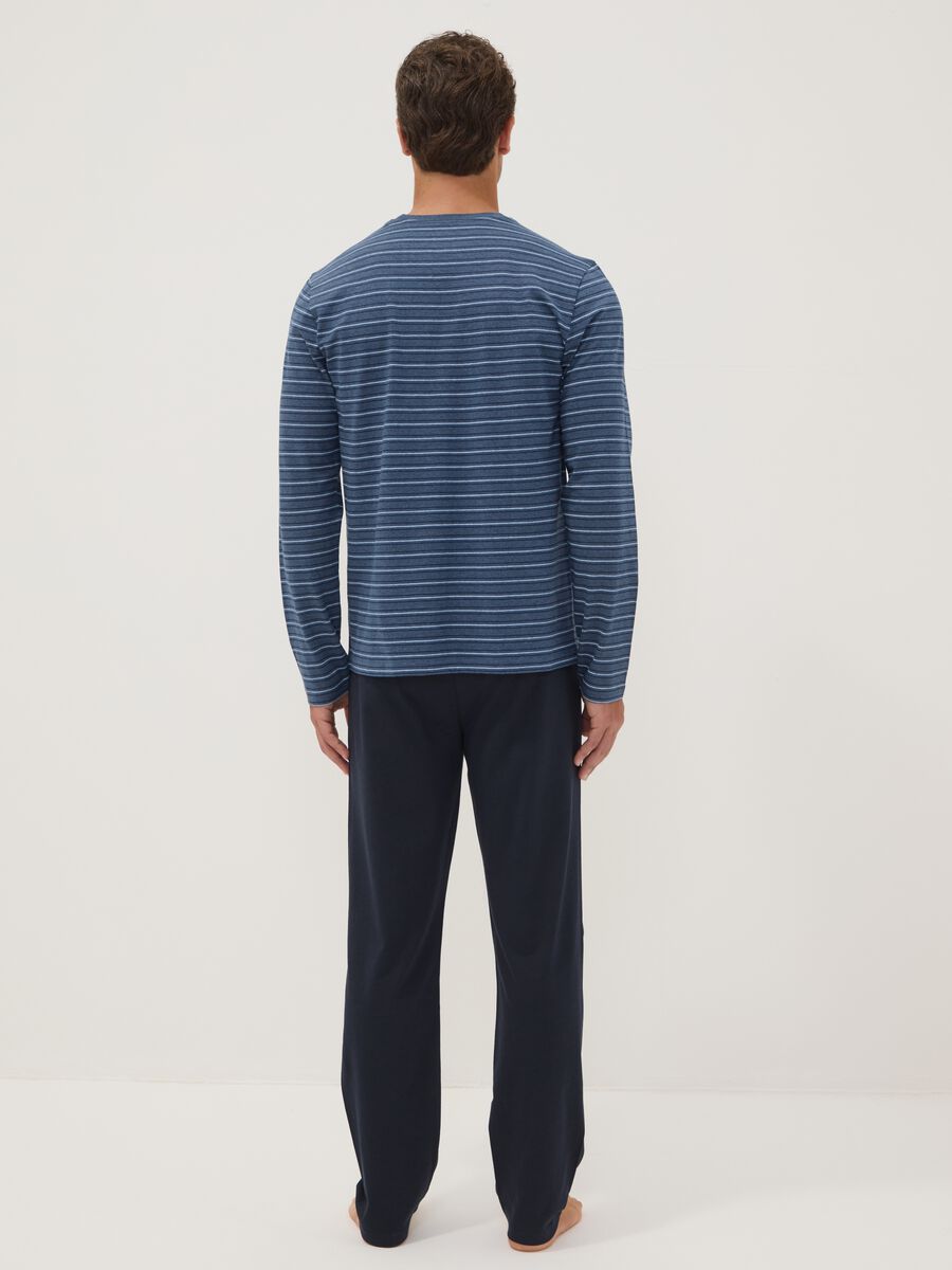Blue and black striped organic cotton crew-neck pyjamas_3