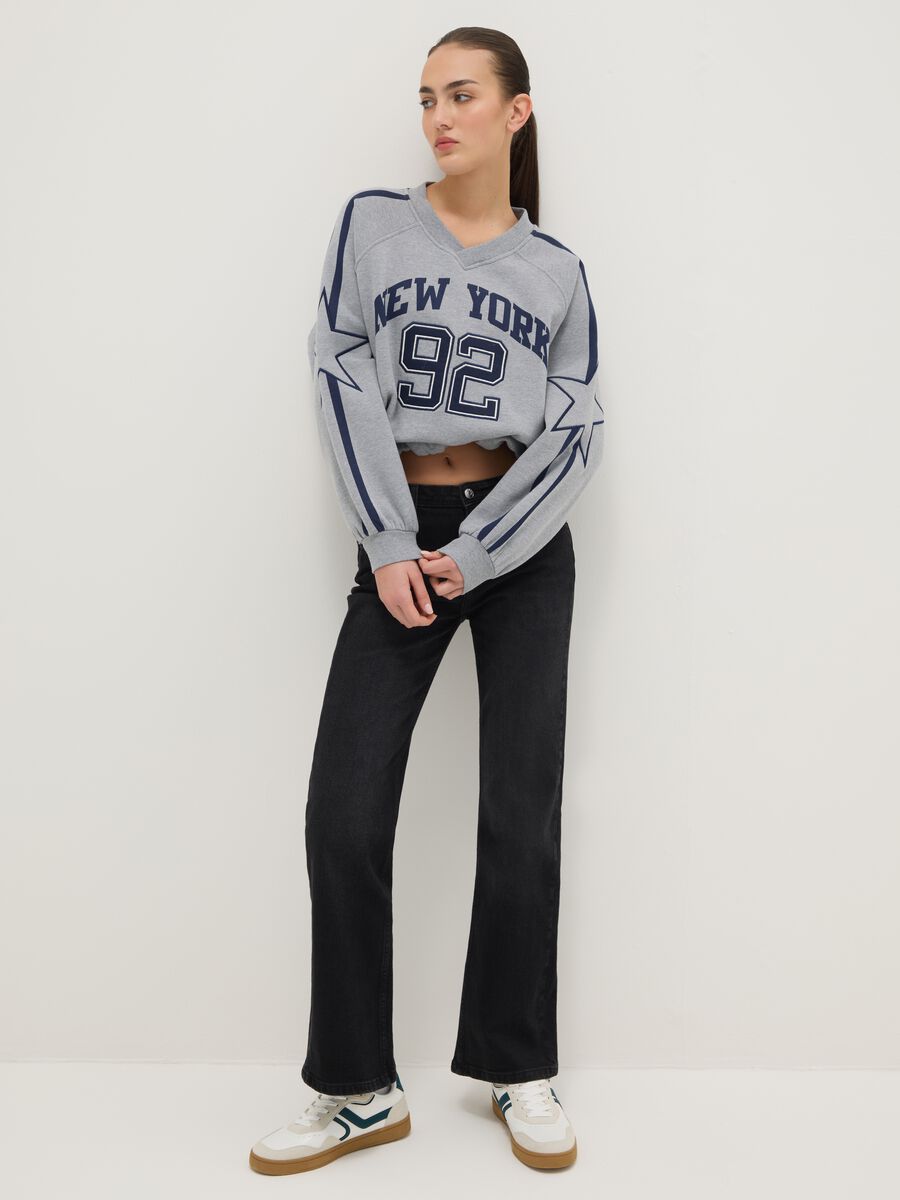 Felpa grigia in misto cotone oversize con collo a V e stampa_1
