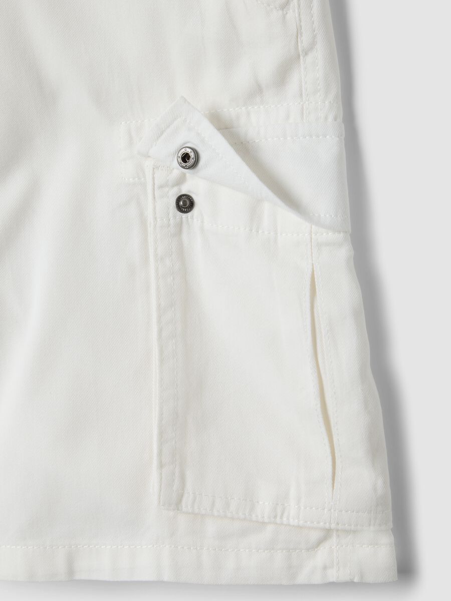 White pure cotton regular-fit cargo shorts_5