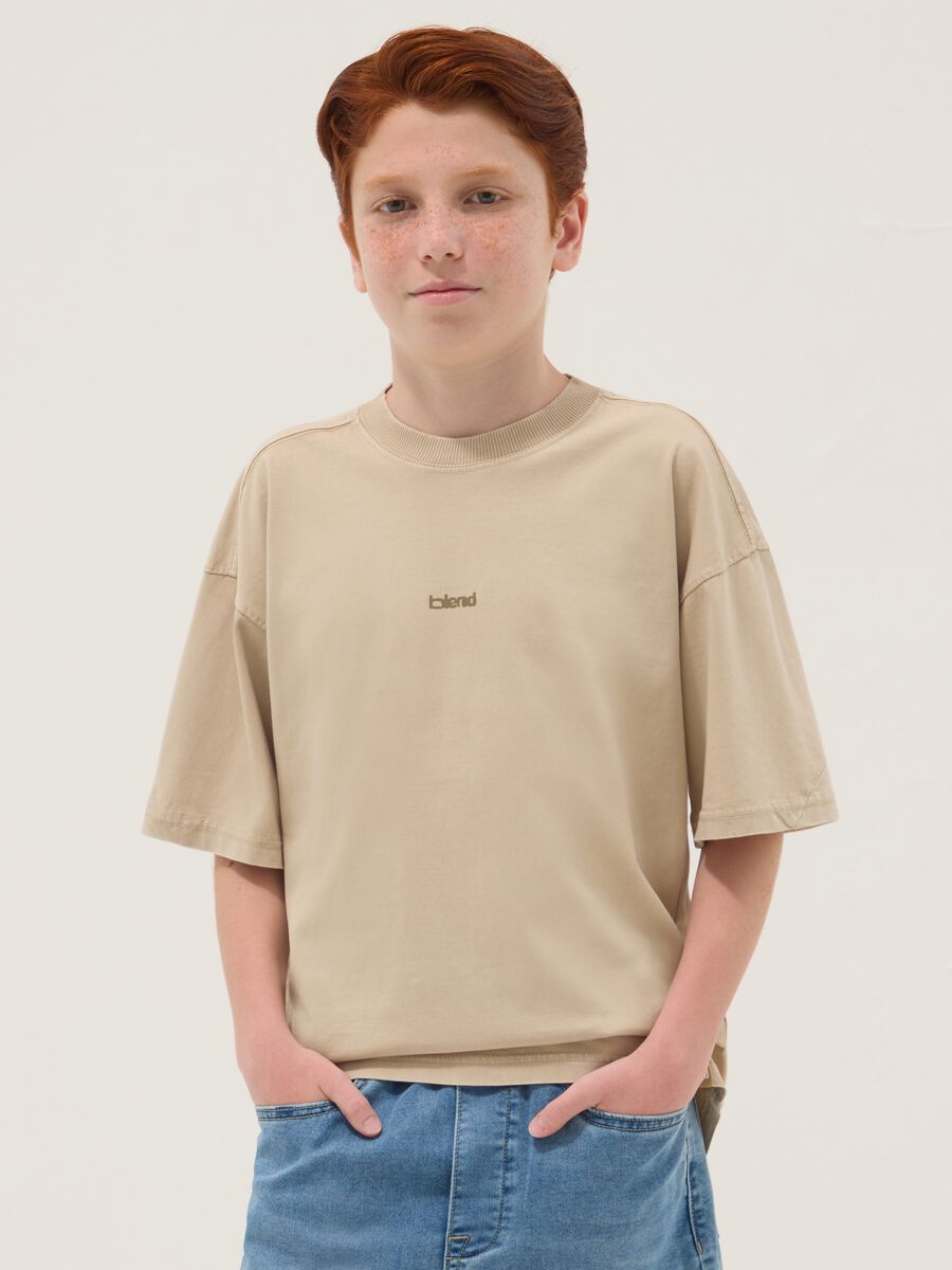 T-shirt beige in puro cotone a maniche corte da ragazzo oversize fit_0