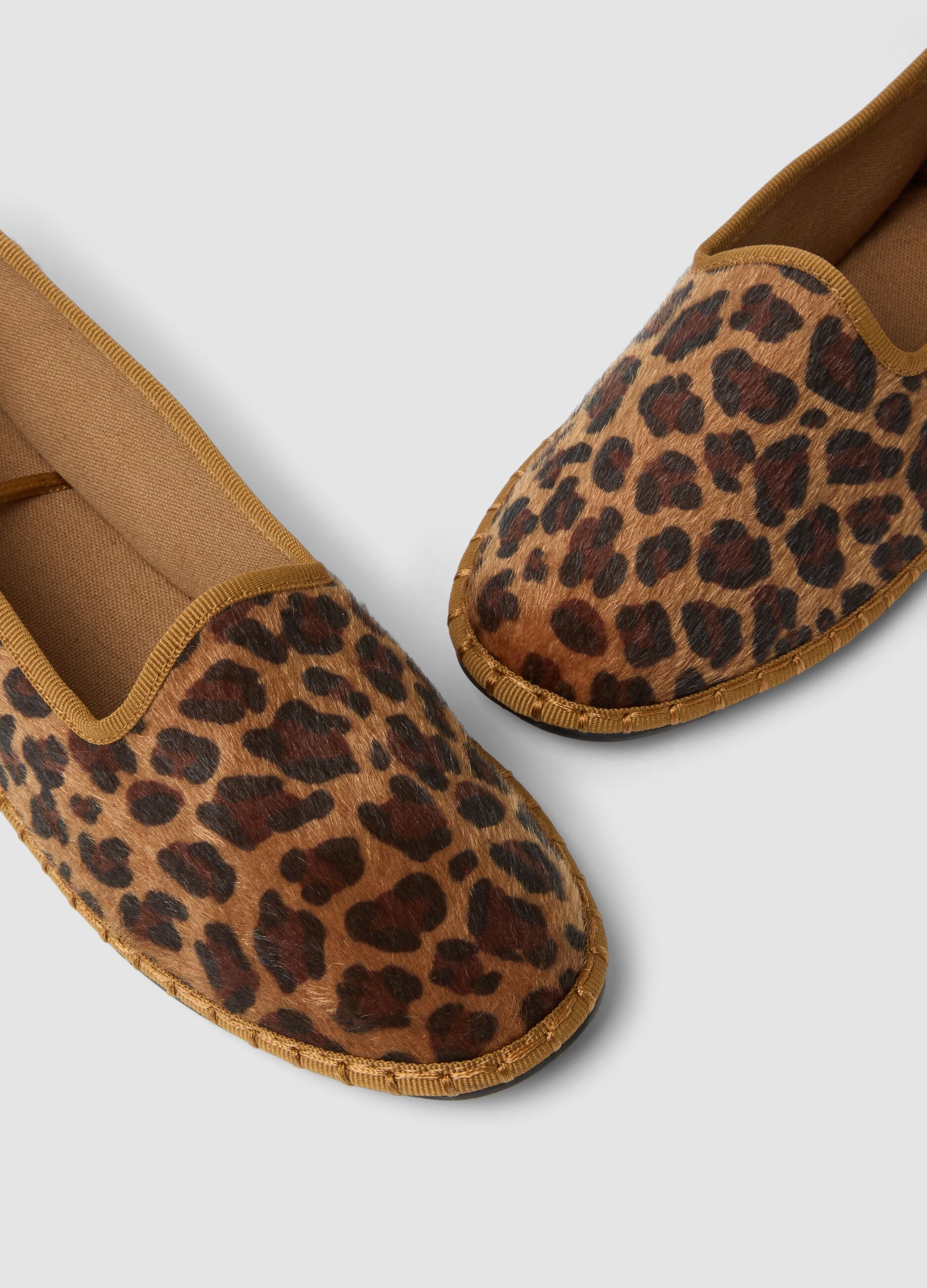 Classic brown Friulane slippers with animal print