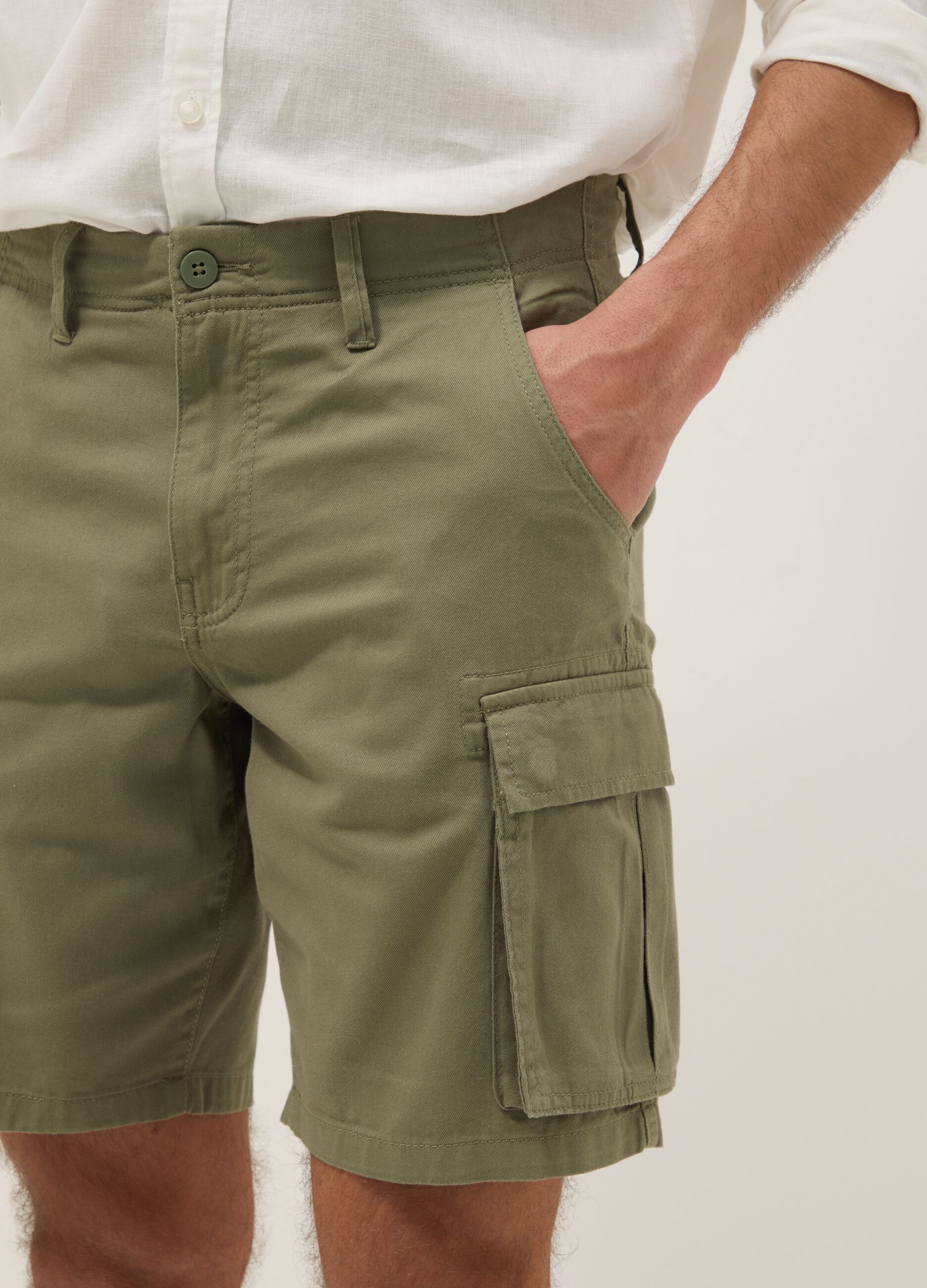 Green regular-fit pure cotton cargo shorts