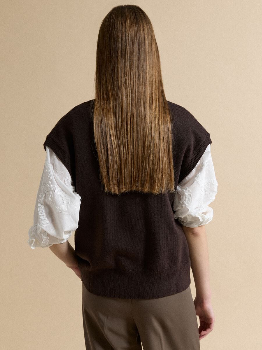 Brown V-neck button-up vest with oversized fit_3