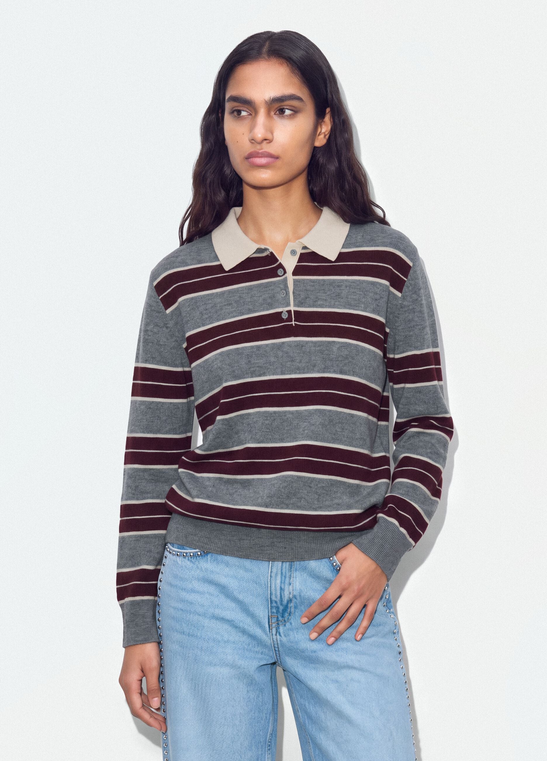 Maglia grigia in misto lana a righe con colletto polo