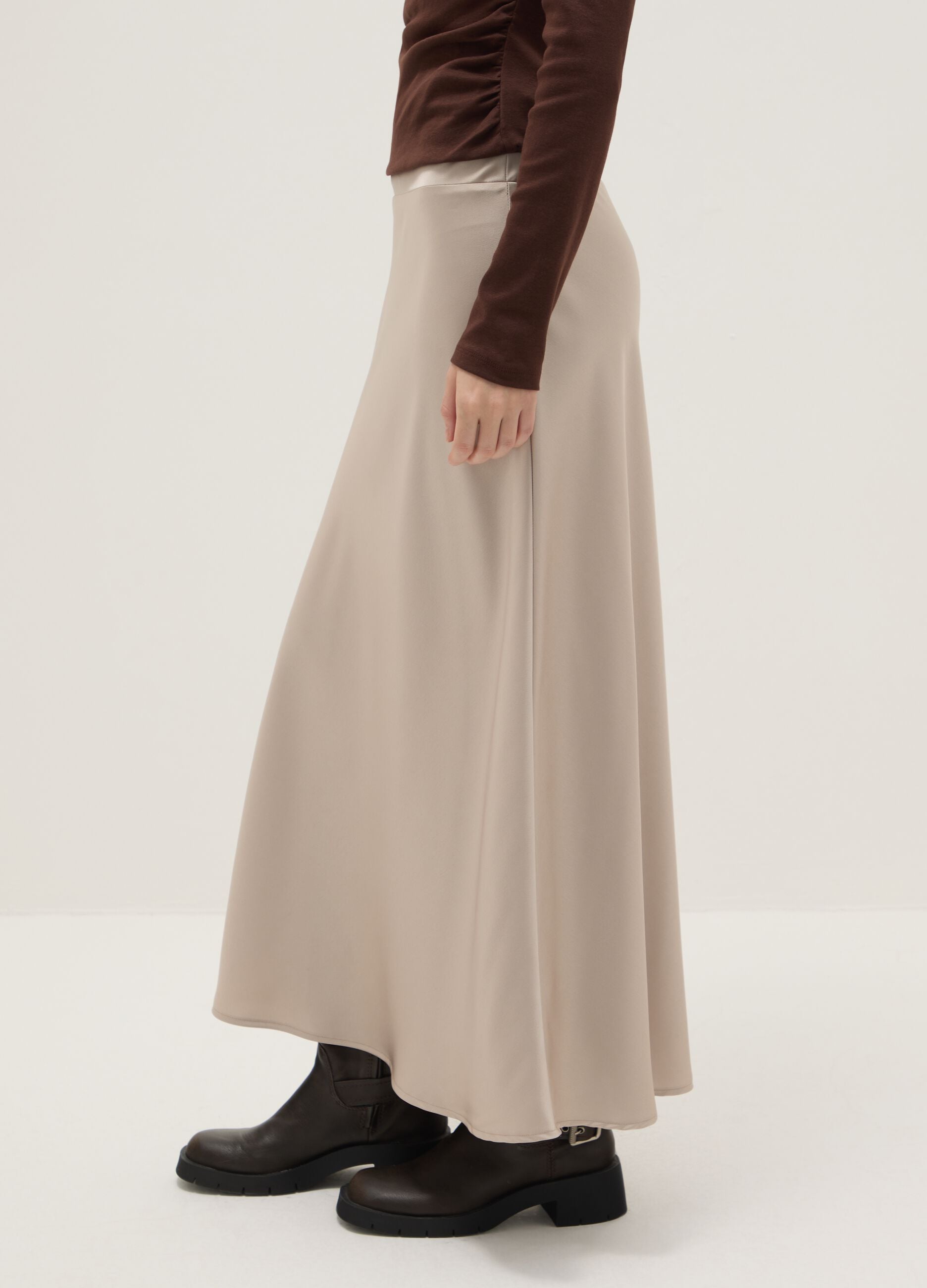 Beige satin skirt with regular fit and elastic waist