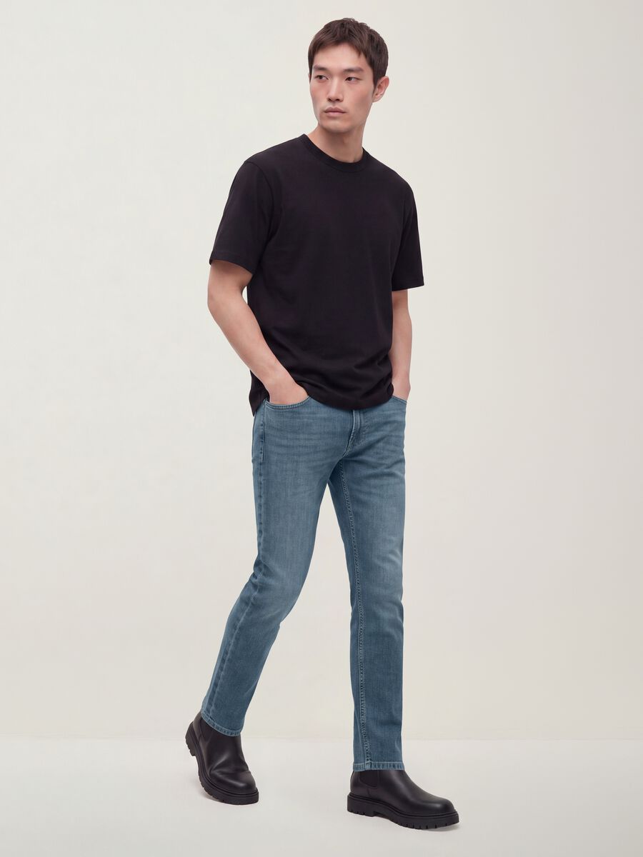 Men&rsquo;s medium-wash slim-fit stretch cotton jeans_0