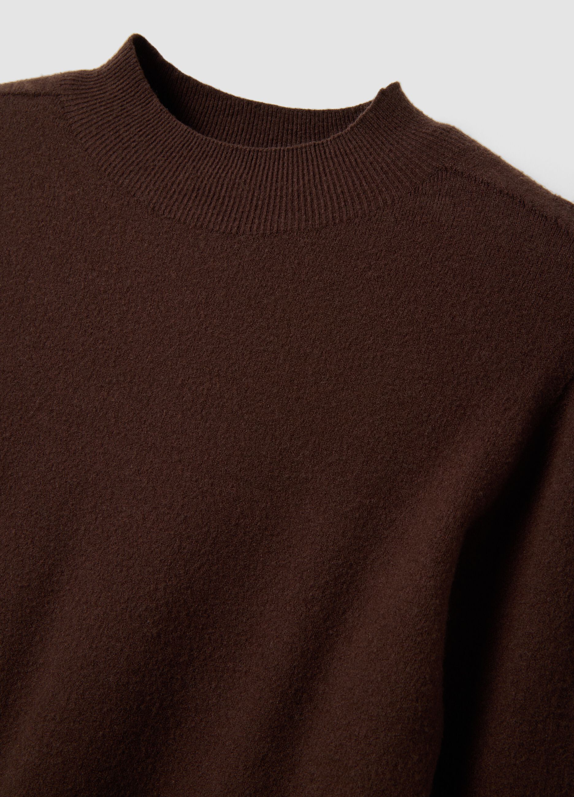 Maglia marrone in misto viscosa e lana regular fit