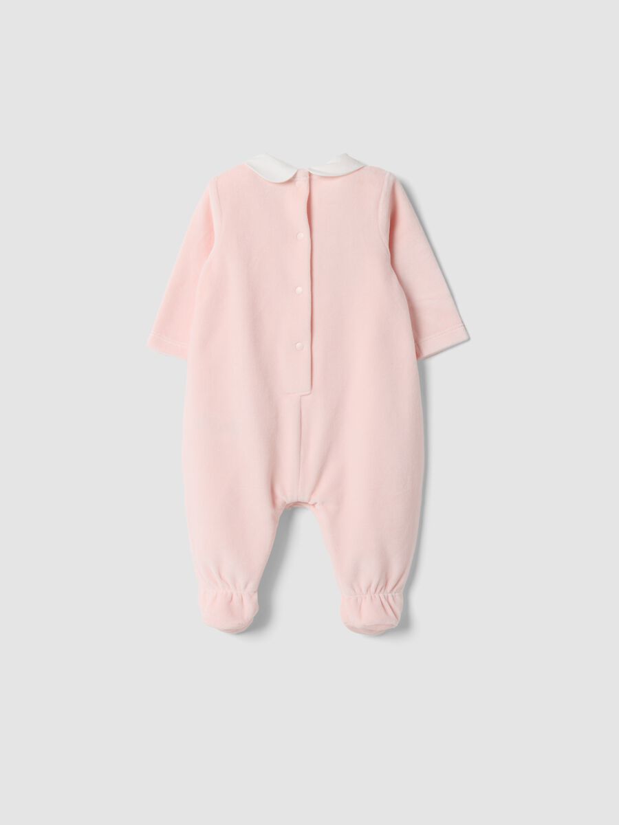 Pink organic cotton-blend baby sleepsuit with white collar_1