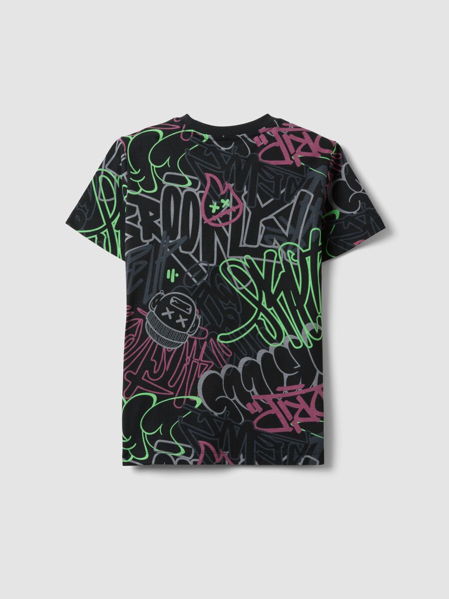 T-shirt multicolor in puro cotone con graffiti da ragazzo regular fit_4