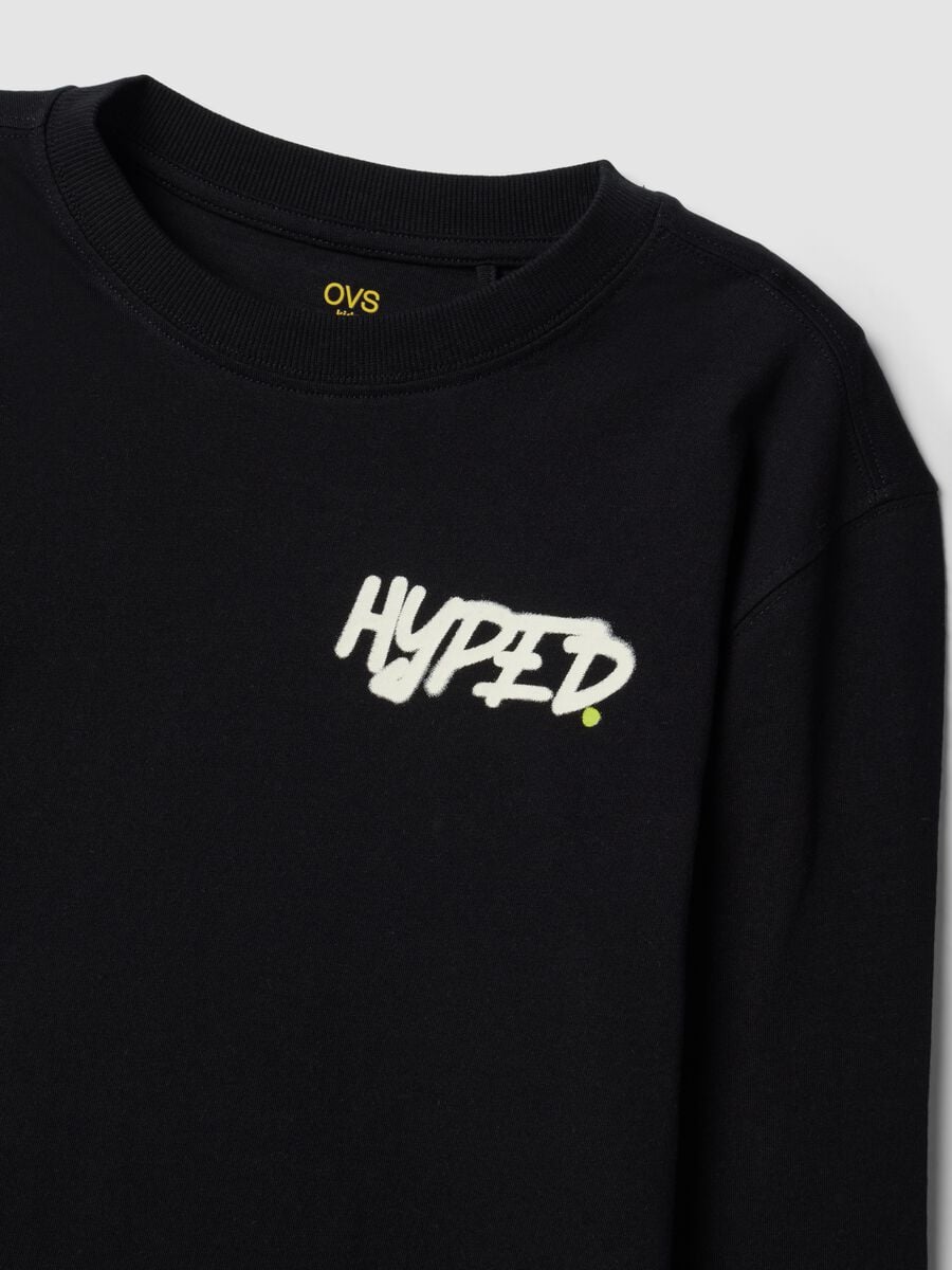 Black organic cotton T-shirt with &ldquo;Hyped&rdquo; print for boys_4
