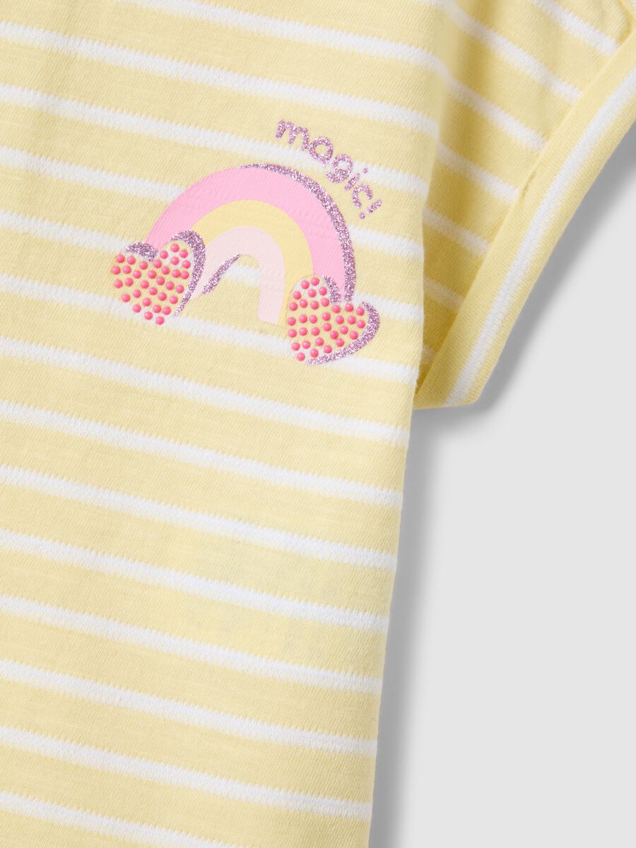 T-shirt in puro cotone a righe multicolor da bimba con cuori_3