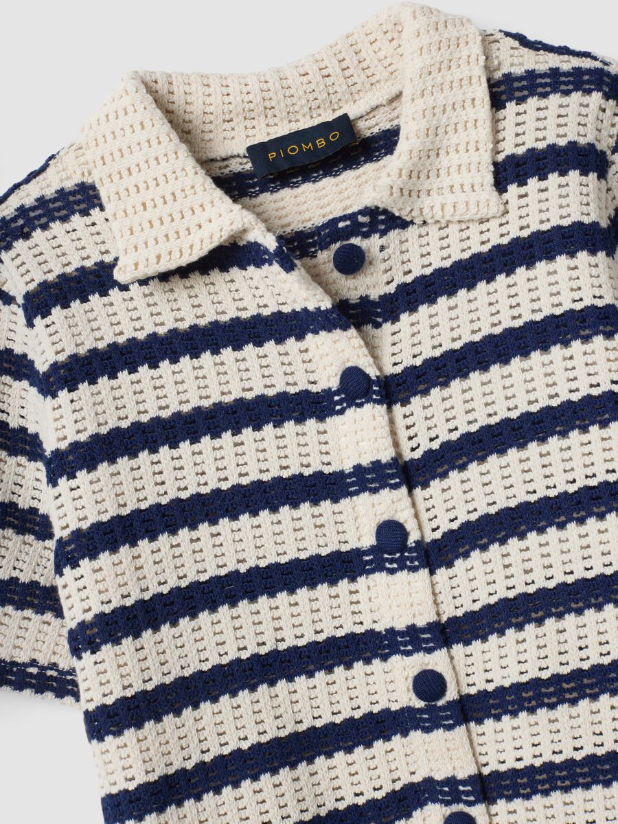 Polo a righe bianche e blu in crochet di cotone elasticizzato_5