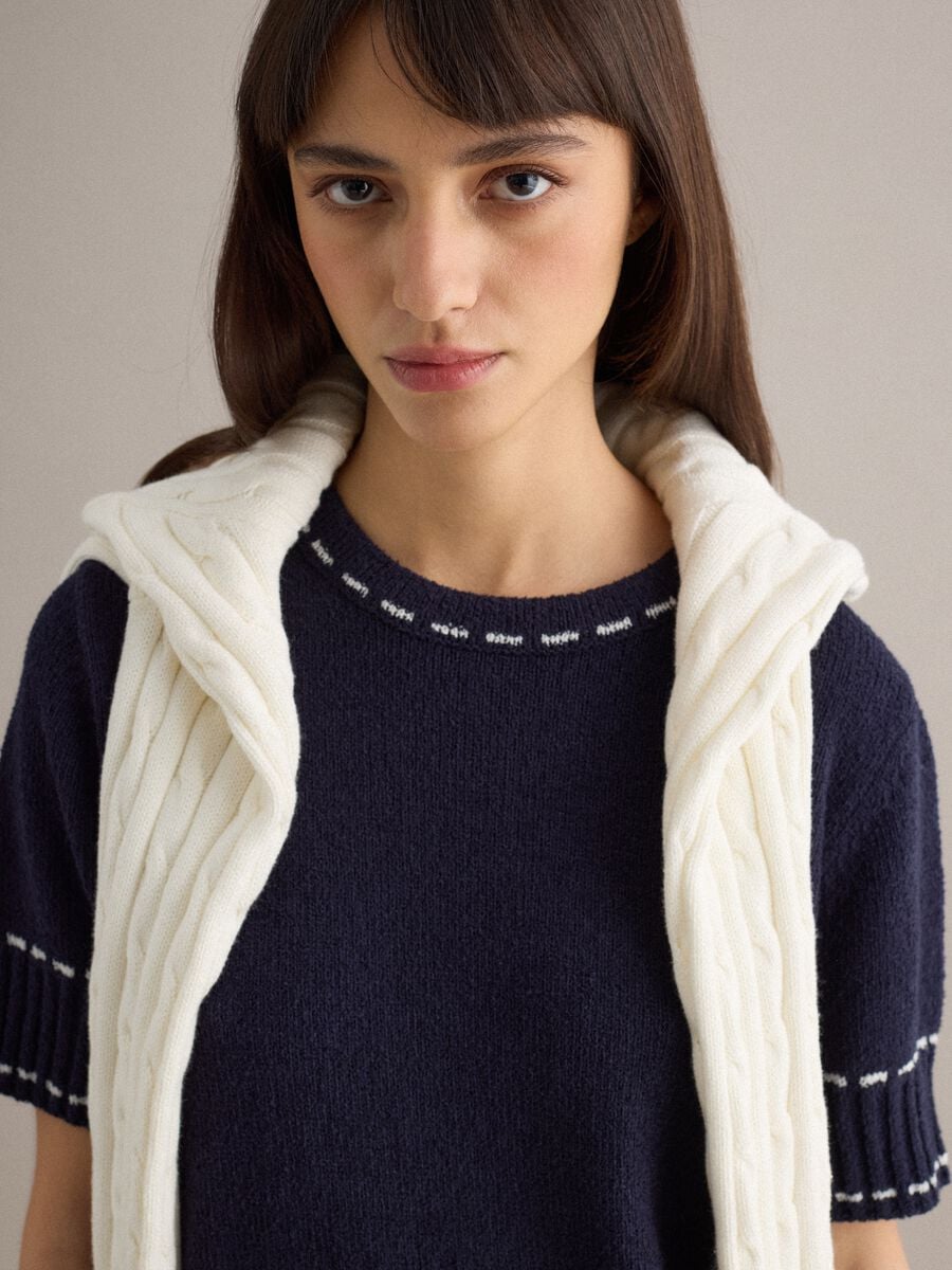 Maglione in misto cotone blu regular fit con cuciture a contrasto_1