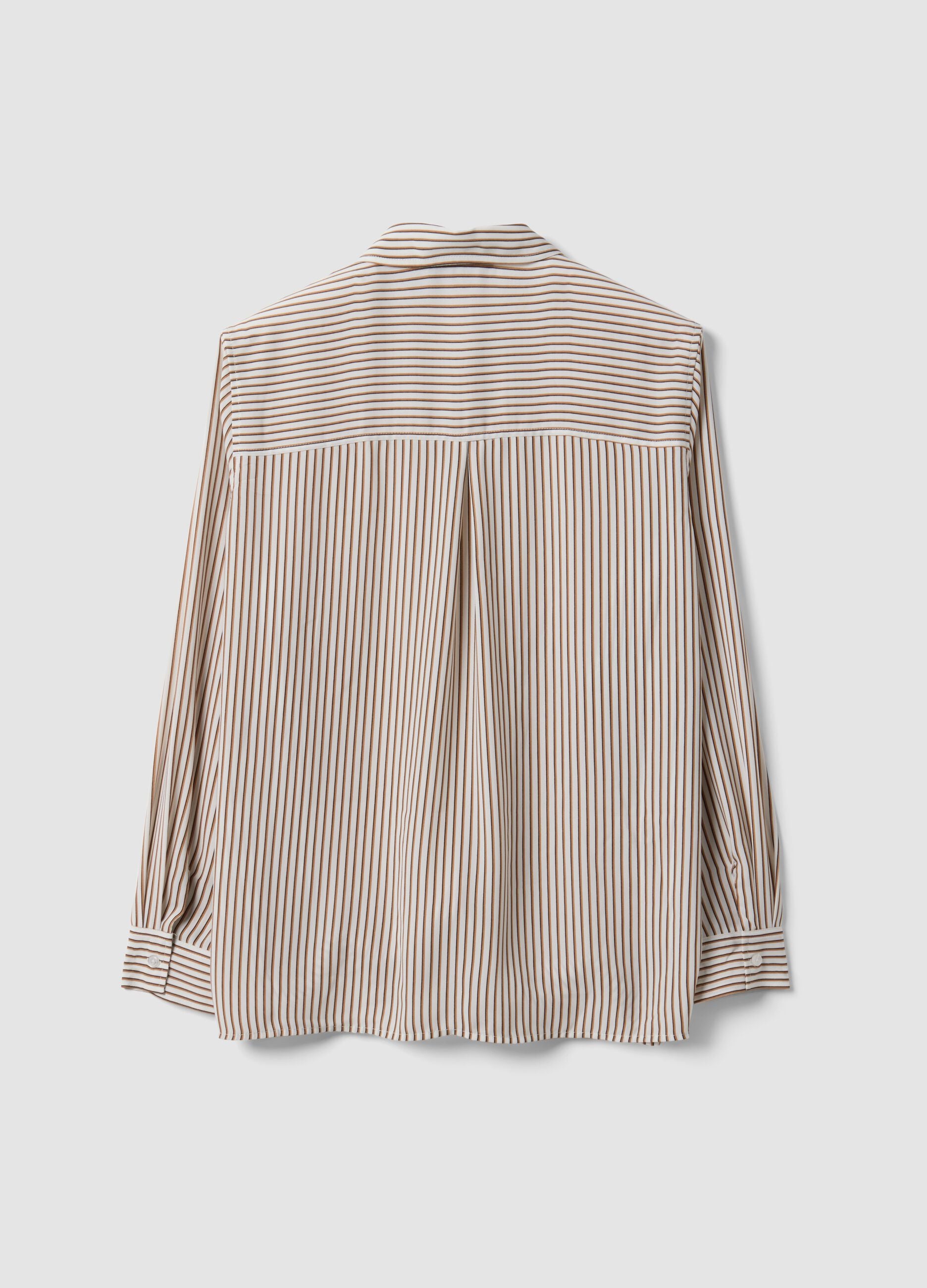 White striped shirt with classic collar, regular fit