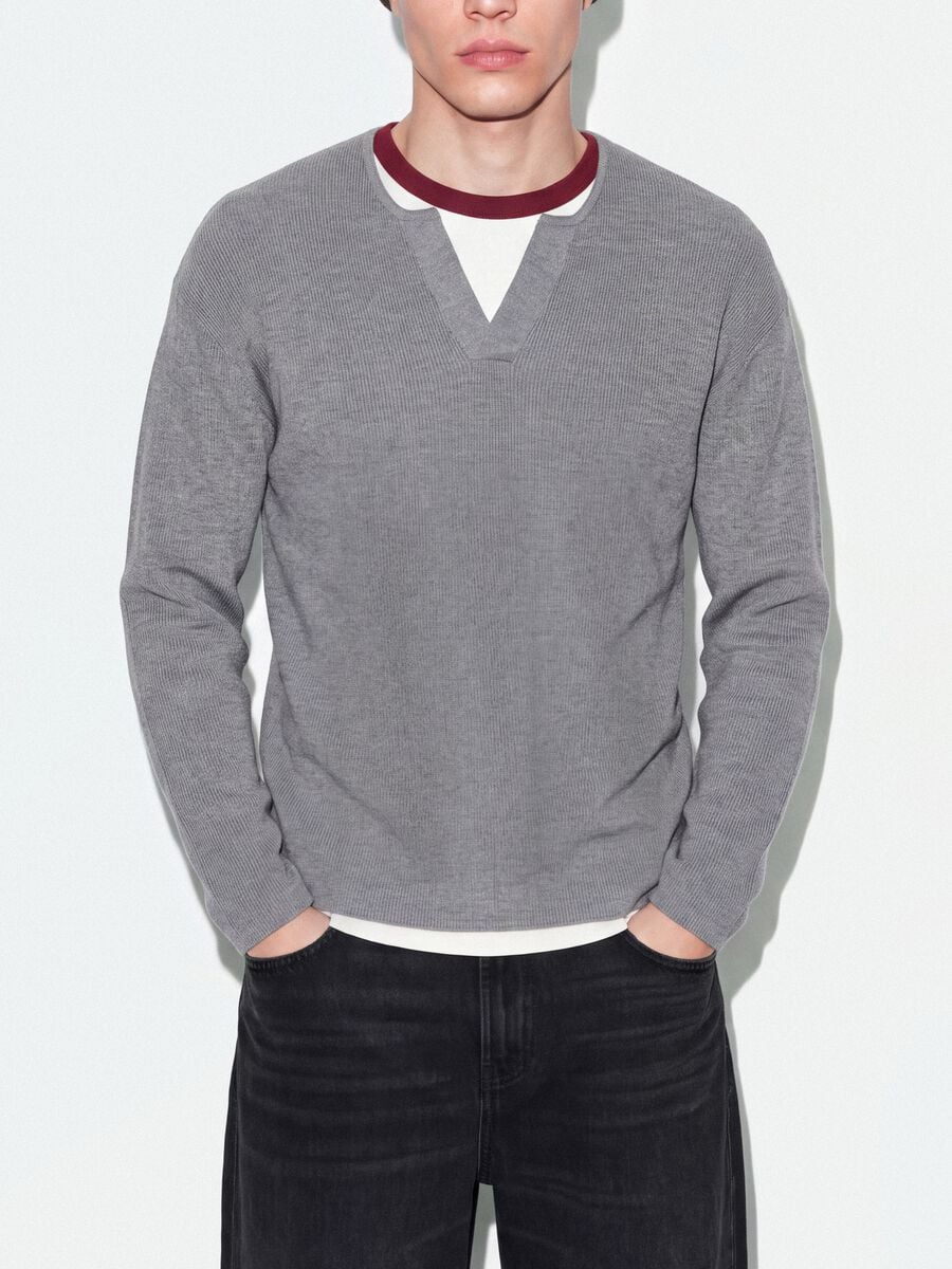 Maglia grigia in misto cotone con scollo serafino regular fit_2