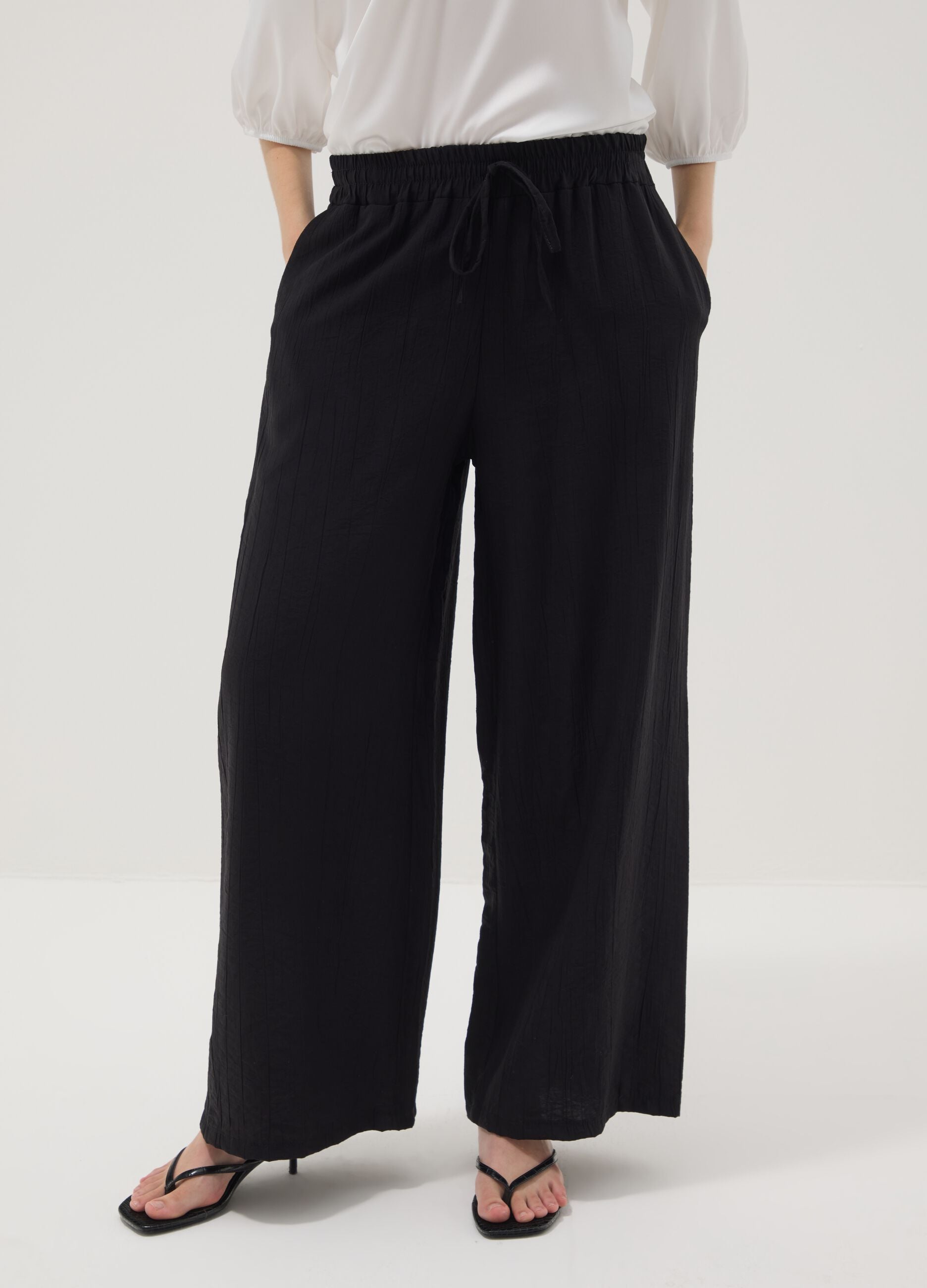 Black palazzo trousers in a viscose blend