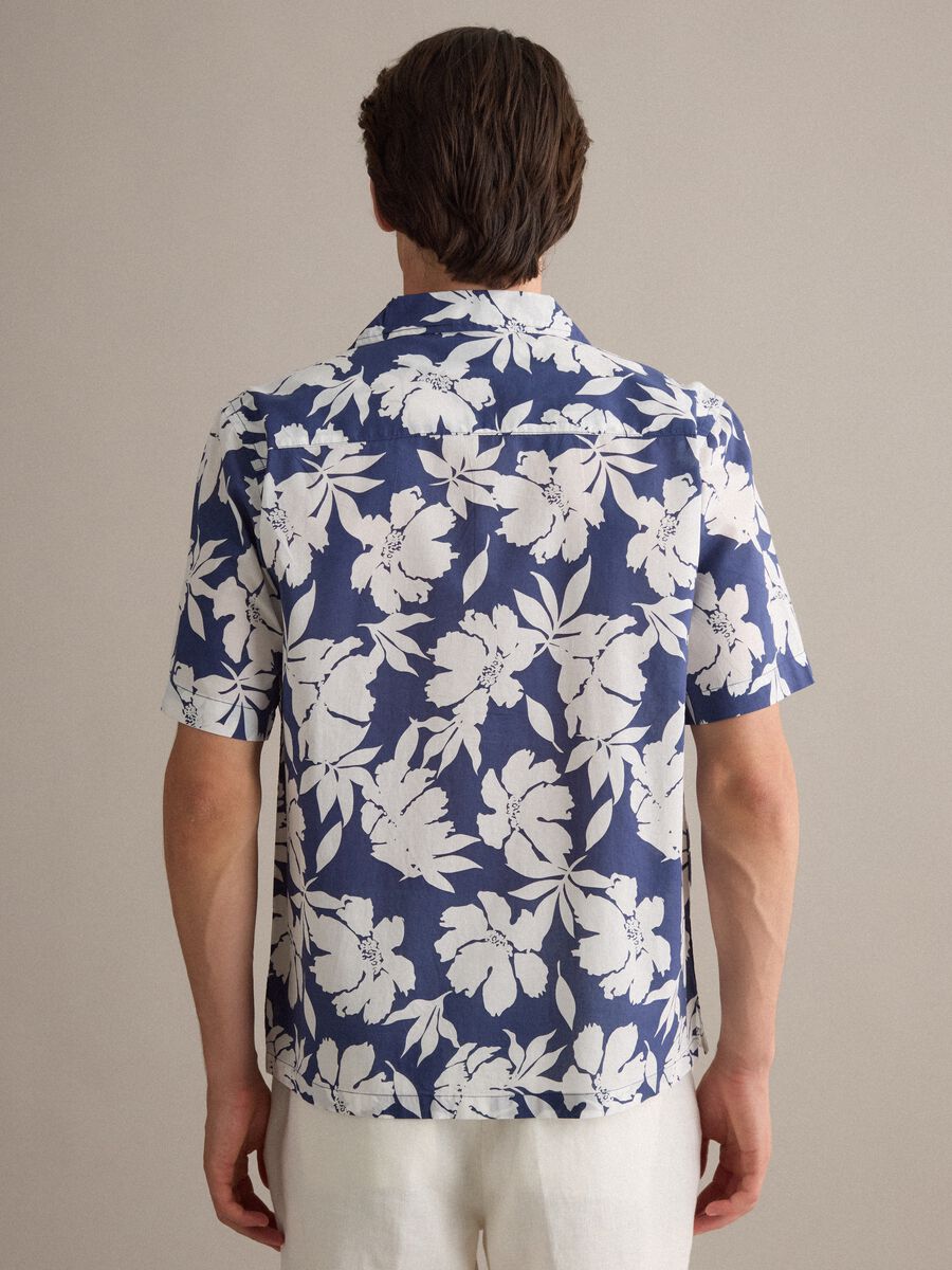 Camicia blu a fiori in cotone organico_3