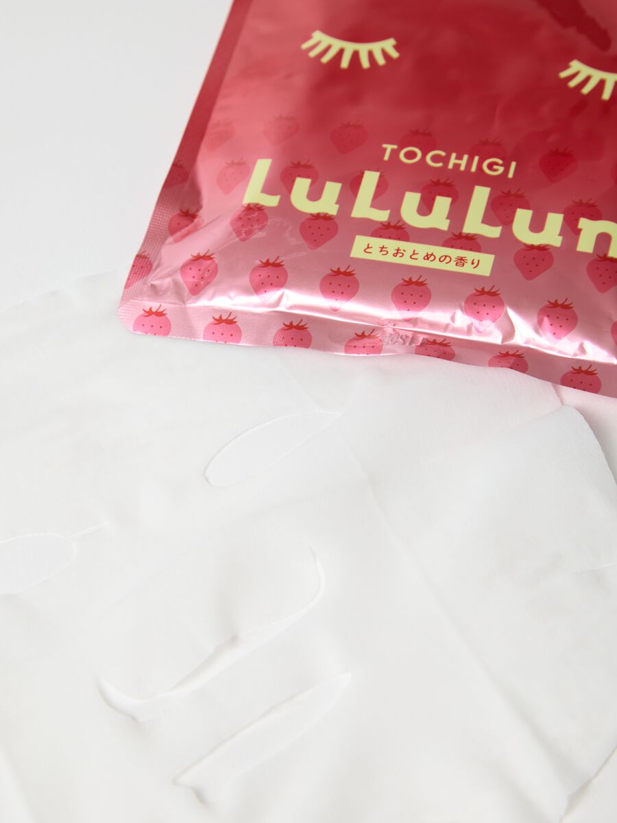 Premium fabric mask with hydrating and antioxidant strawberry seed oil from the Japanese region of Tochigi. The pack contains 7 fabric masks. Perfect for daily use._2
