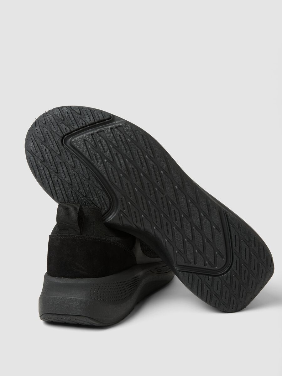 Black sports trainers_2