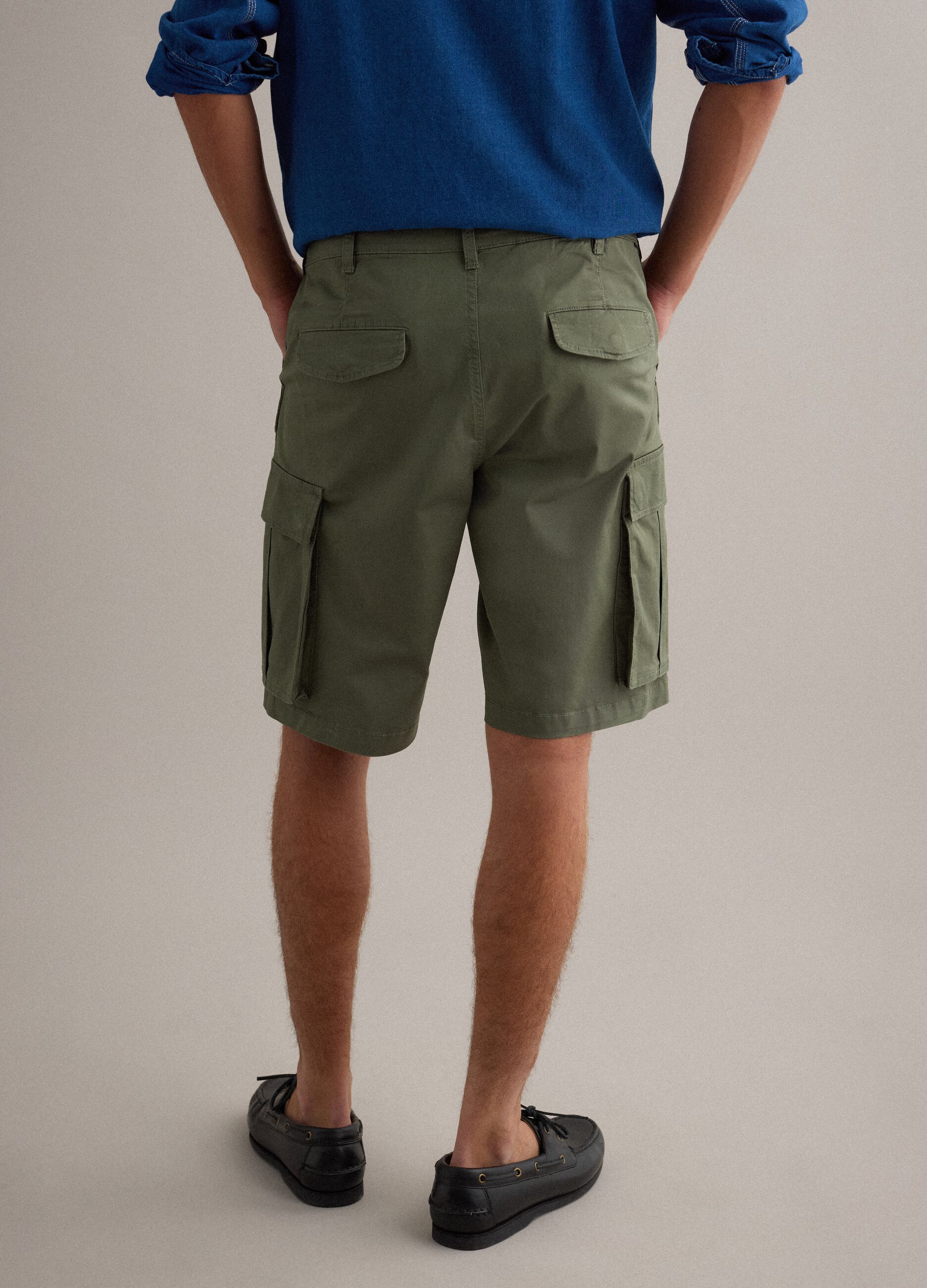 Green stretch cotton cargo shorts, regular fit