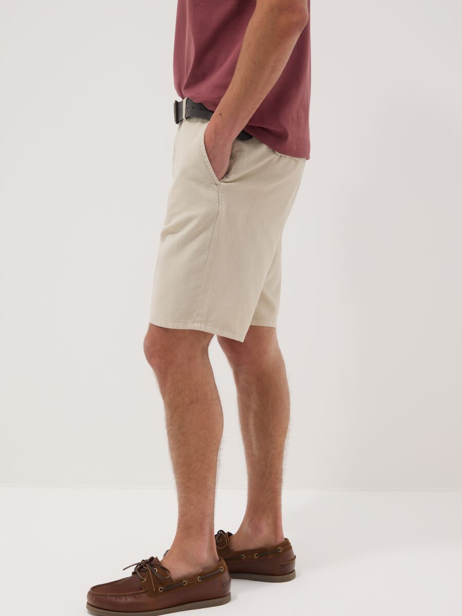 Beige linen and cotton blend chino shorts_3