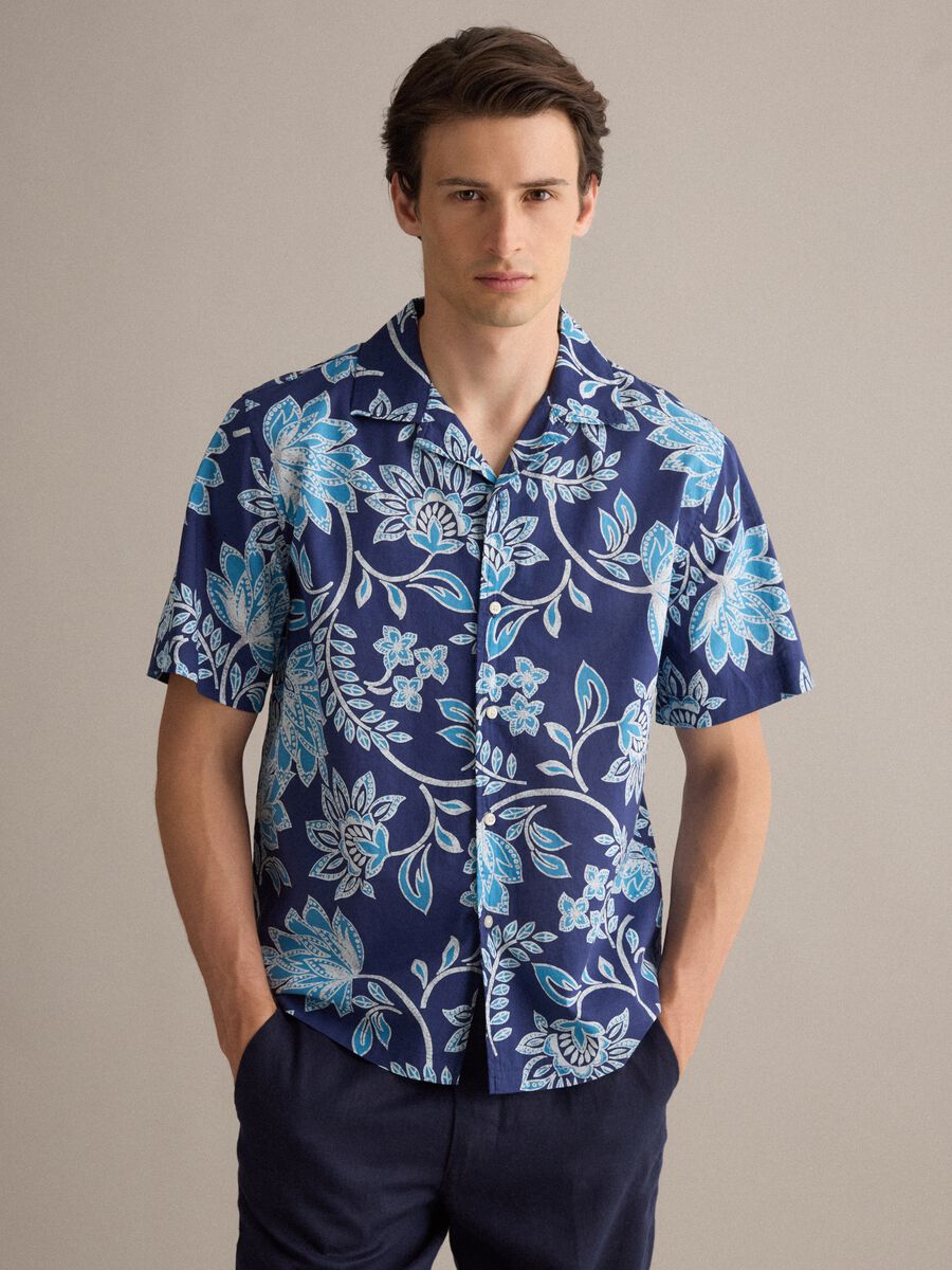 Camicia blu in cotone organico a maniche corte con stampa floreale_0