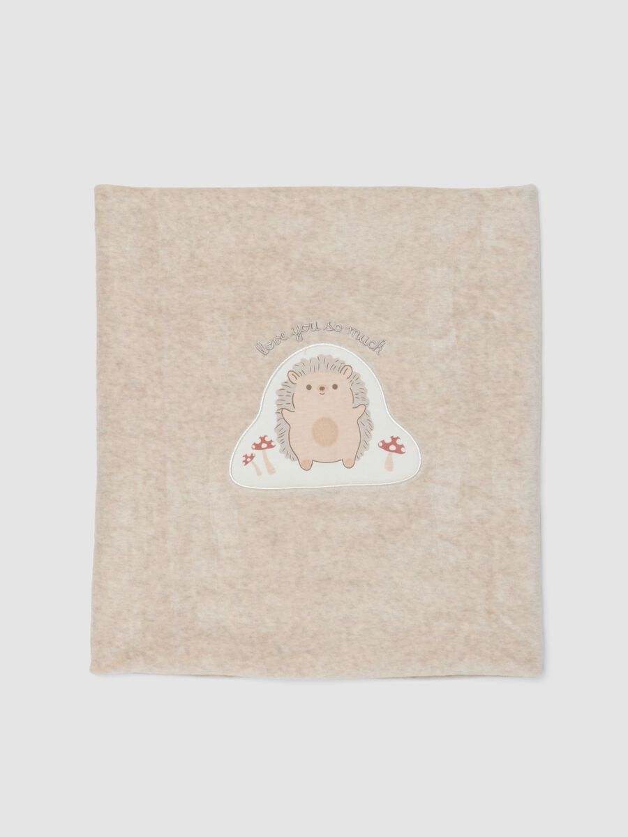 Copertina beige in misto cotone organico con ricamo riccio_0